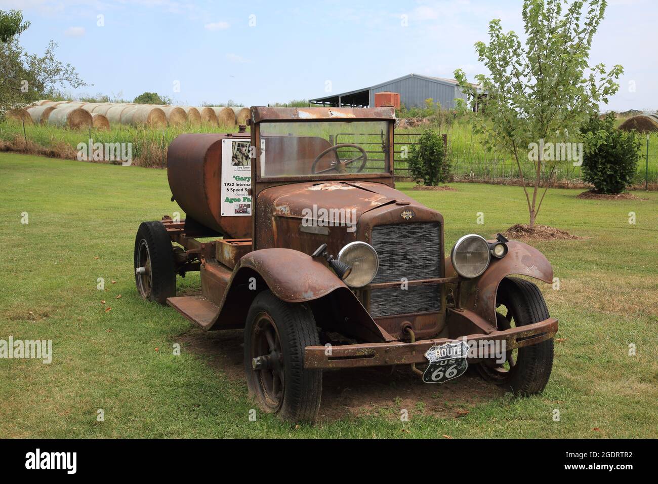 Classic car show at a restored Sinclair station on Old Route 66, Ash
