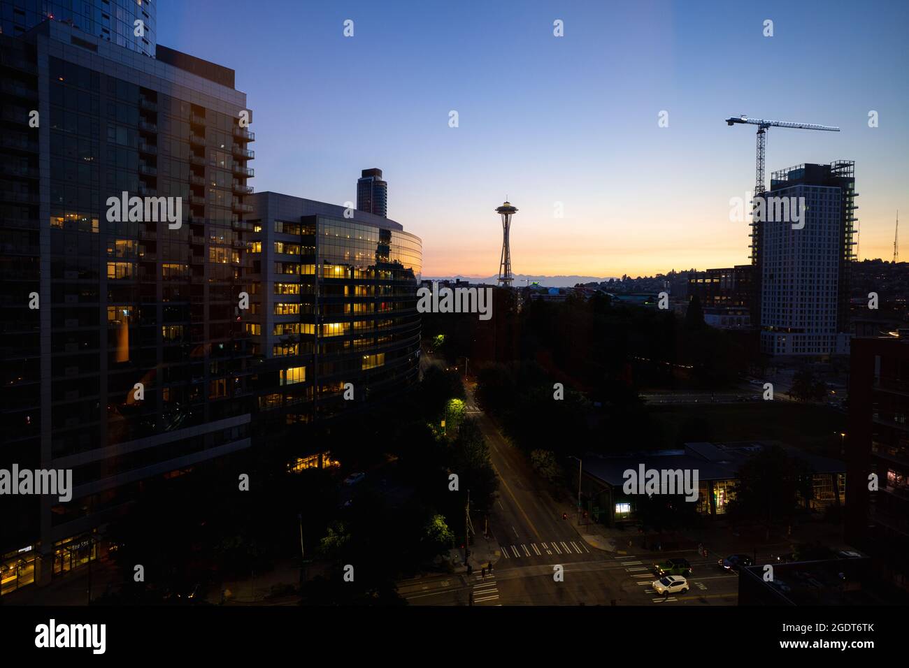 seattle space needle and skyline at sunset Stock Photo - Alamy