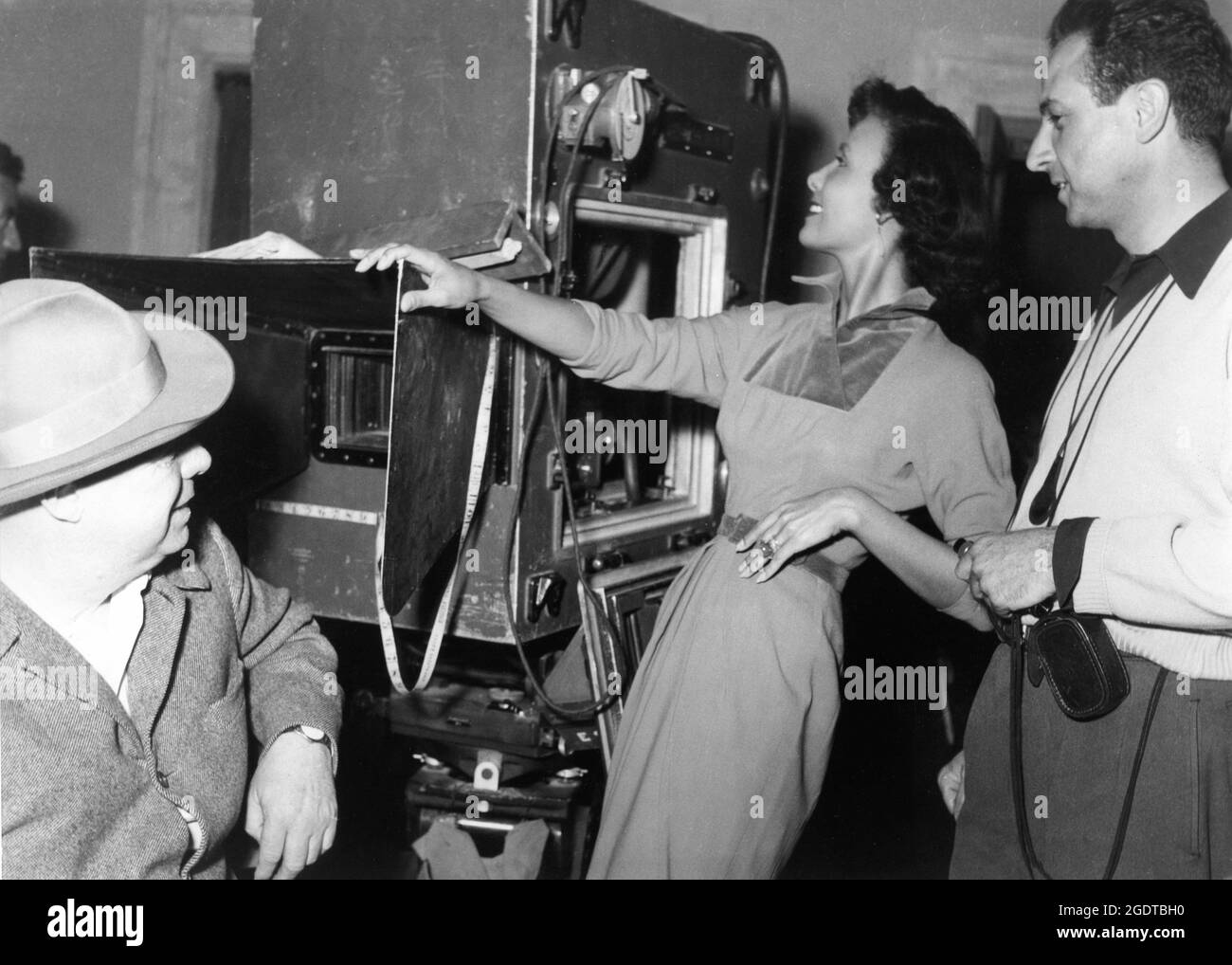 Director JEAN RENOIR Set Visitor LENA HORNE and Cinematographer (and nephew) CLAUDE RENOIR on set candid at Cinecitta Studios in Rome during filming of THE GOLDEN COACH / LE CARROSSE D'OR / LA CORROZZA D'ORO 1952 France - Italy co-production Delphinus / Hoche Productions / Panaria Film Stock Photo