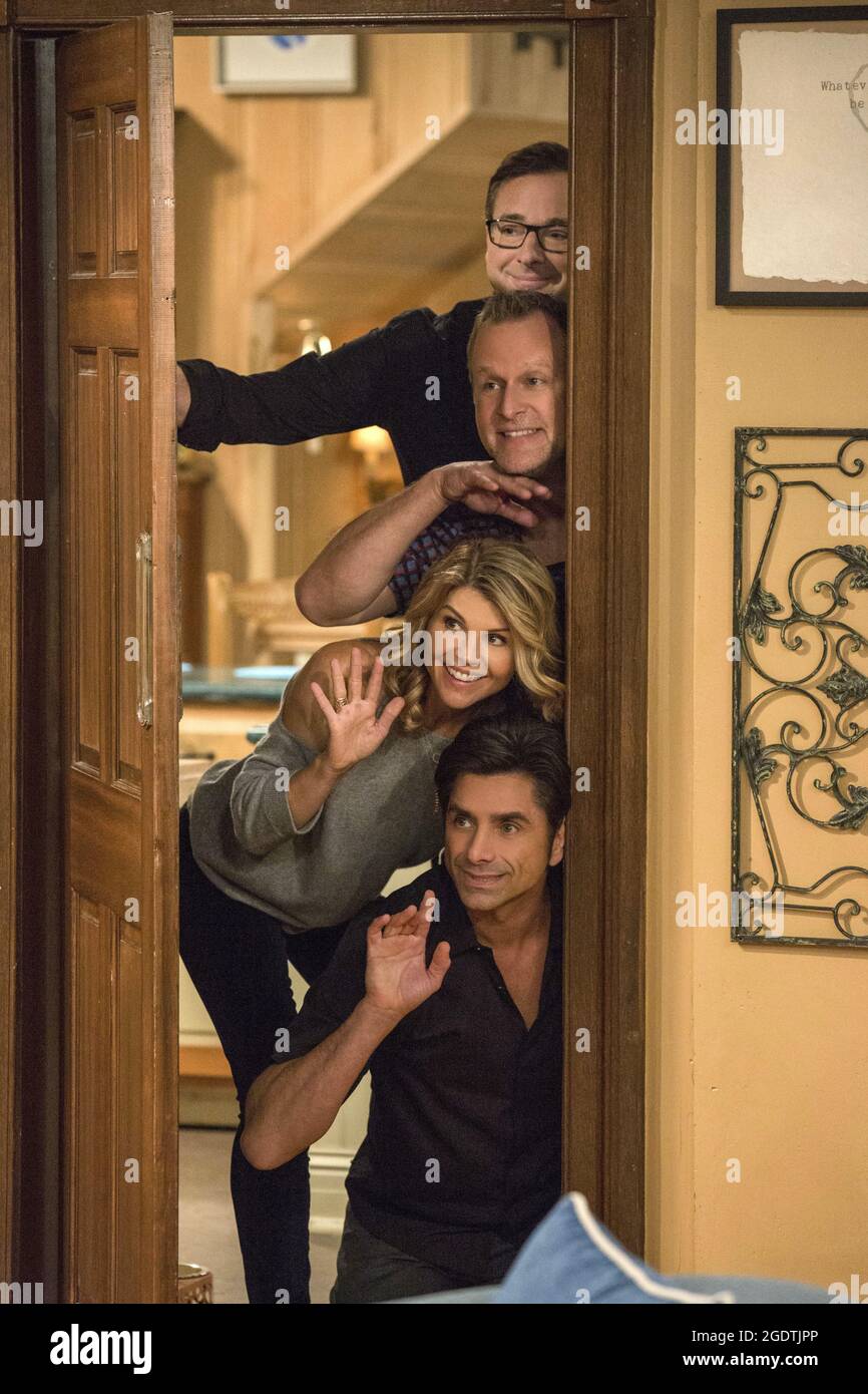 BOB SAGET, JOHN STAMOS, DAVE COULIER and CANDACE CAMERON BURE in FULLER HOUSE (2016), directed by JEFF FRANKLIN. Credit: WARNER HORIZON TELEVISION / Album Stock Photo