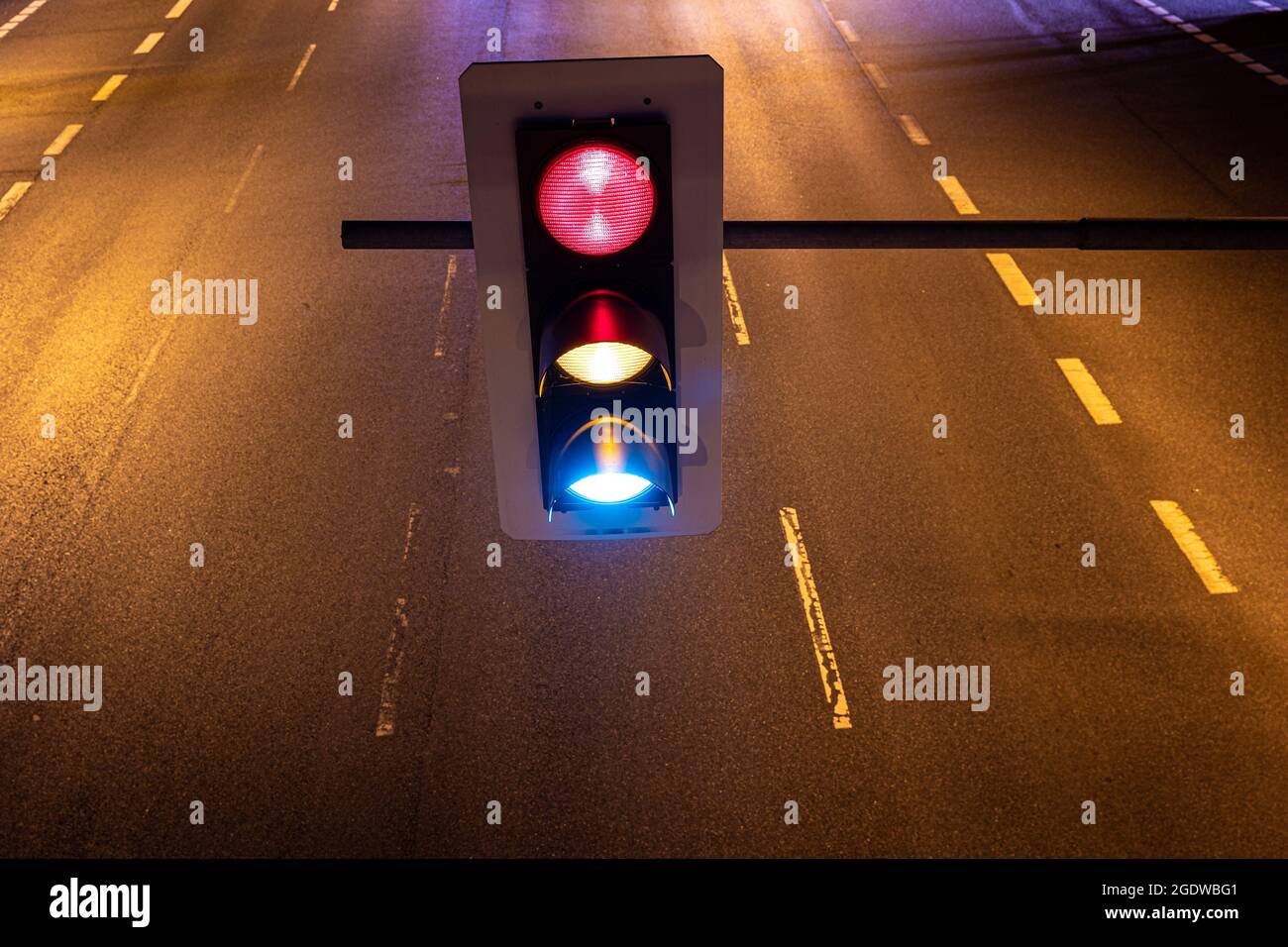 Red traffic signal switches green hi-res stock photography and images ...