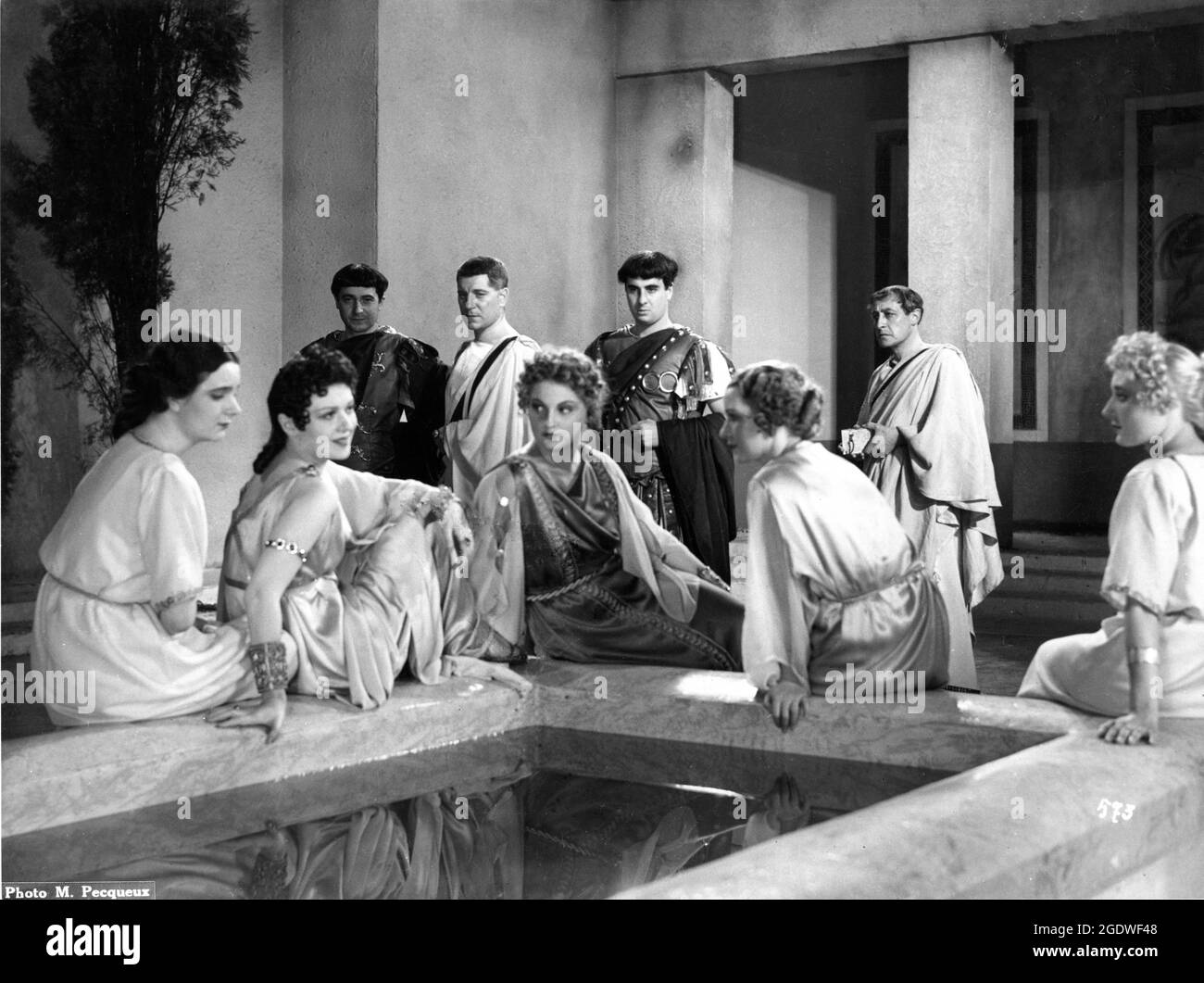 EDWIGE FEUILLERE (2nd left) and JEAN GABIN as Pontius Pilate in GOLGOTHA aka BEHOLD THE MAN (in US) 1935 director / writer JULIEN DUVIVIER music Jacques Ibert production design Jean Perrier costume design Jacques-Philippe Heuze  Ichtys Film Stock Photo