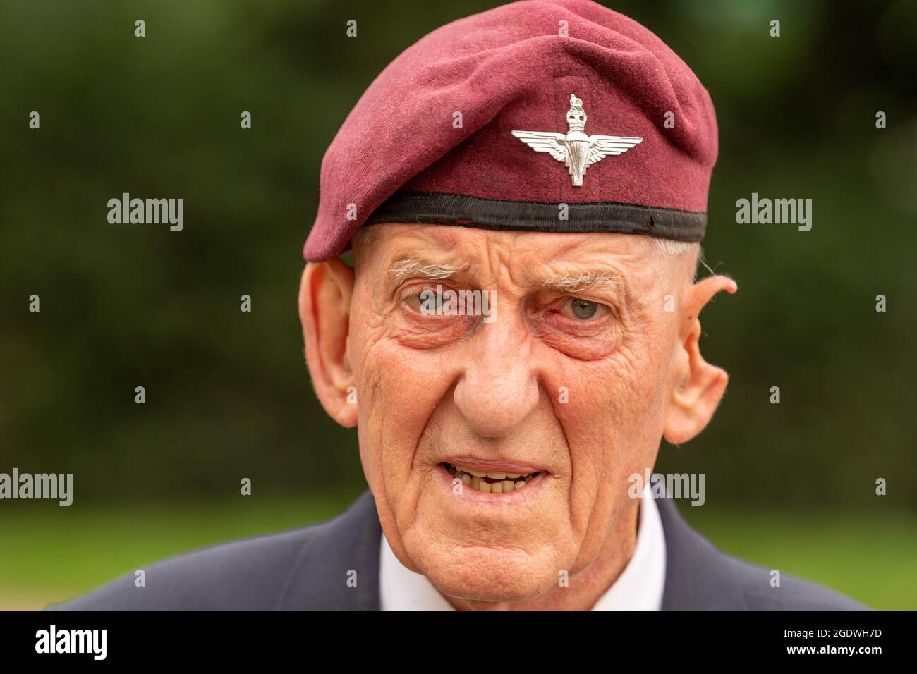 Brentwood, UK. 15th Aug, 2021. Brentwood Essex 15th August 2021 John Pinkerton, late of the Parachute Regiment, in solitary commemeration of VJ Day at the War Memorial, Brentwood Essex Credit: Ian Davidson/Alamy Live News Stock Photo