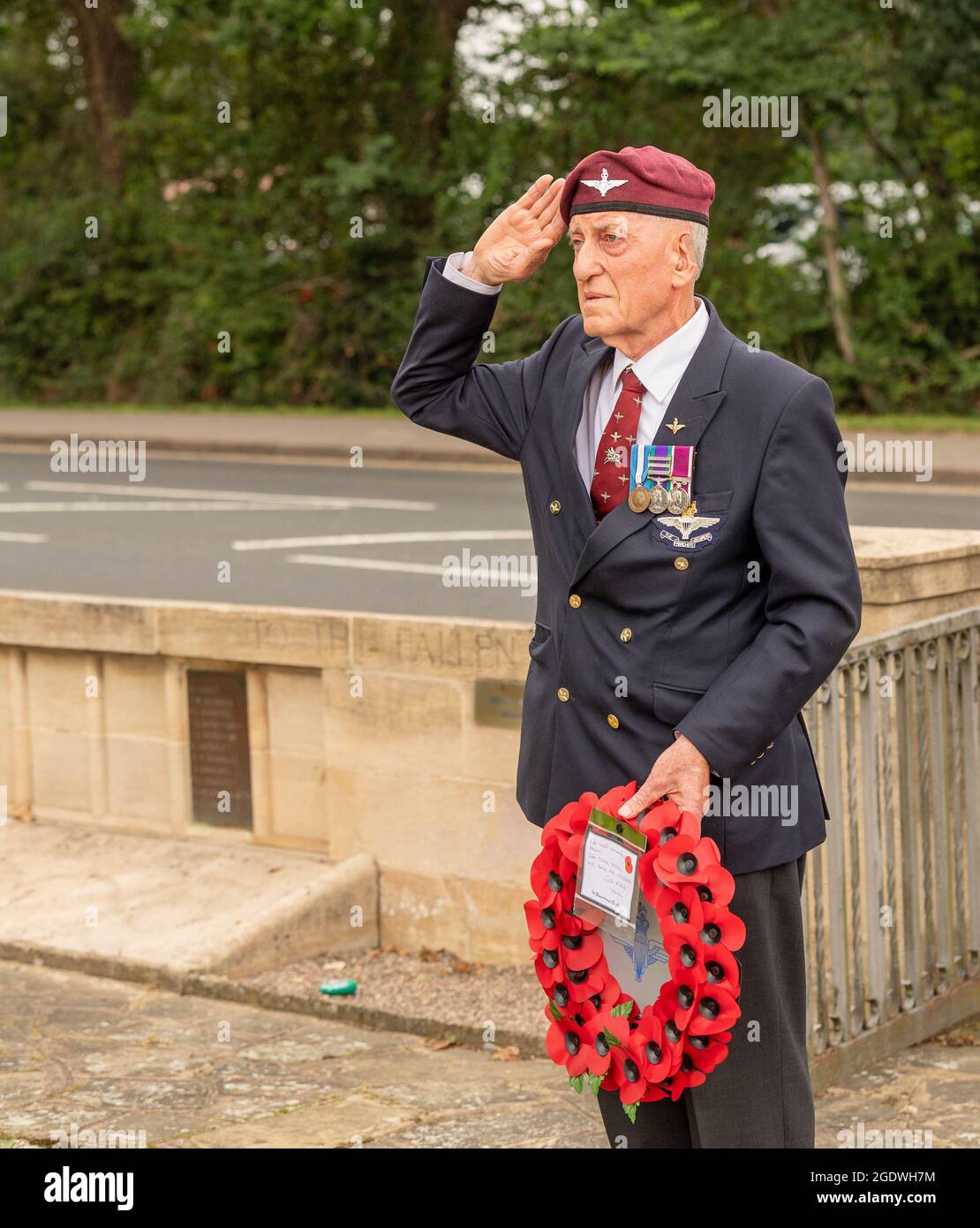 Brentwood, UK. 15th Aug, 2021. Brentwood Essex 15th August 2021 John Pinkerton, late of the Parachute Regiment, in solitary commemoration of VJ Day at the War Memorial, Brentwood Essex Credit: Ian Davidson/Alamy Live News Stock Photo