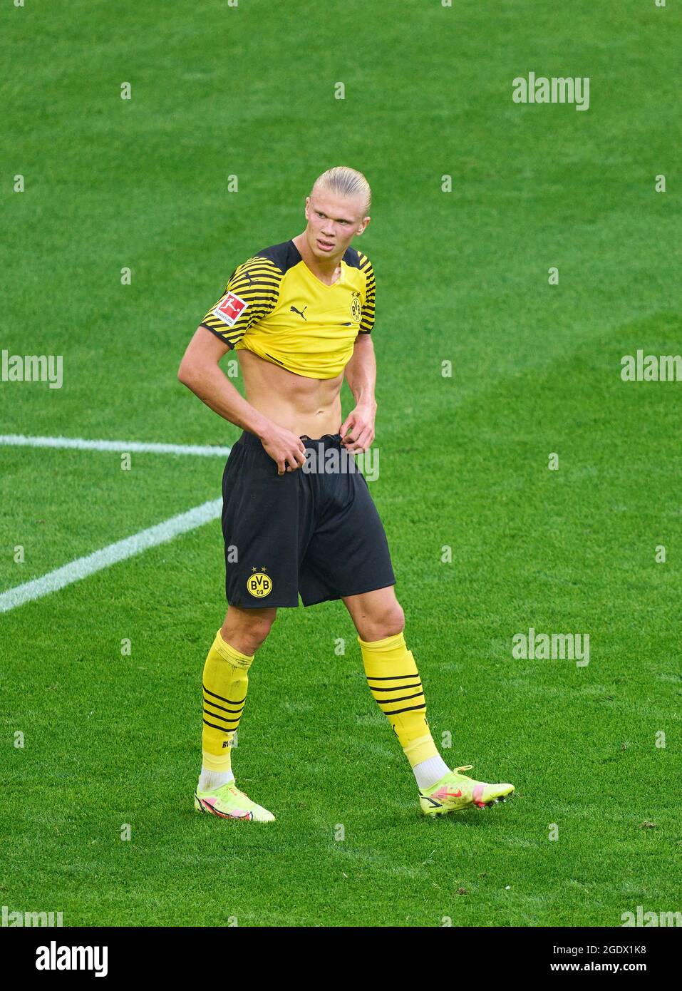 Erling HAALAND, Haland, BVB 9 bauchfrei, Oberkoerper, Body, Bauchmuskeln, Sixpack, Muskulatur, Körper, Muskeln, Unterhose in the match BORUSSIA DORTMUND - EINTRACHT FRANKFURT 5-2 1.German Football League on August 14, 2021 in Dortmund, Germany  Season 2020/2021, matchday 1, 1.Bundesliga, 1.Spieltag, BVB,  © Peter Schatz / Alamy Live News    - DFL REGULATIONS PROHIBIT ANY USE OF PHOTOGRAPHS as IMAGE SEQUENCES and/or QUASI-VIDEO - Stock Photo