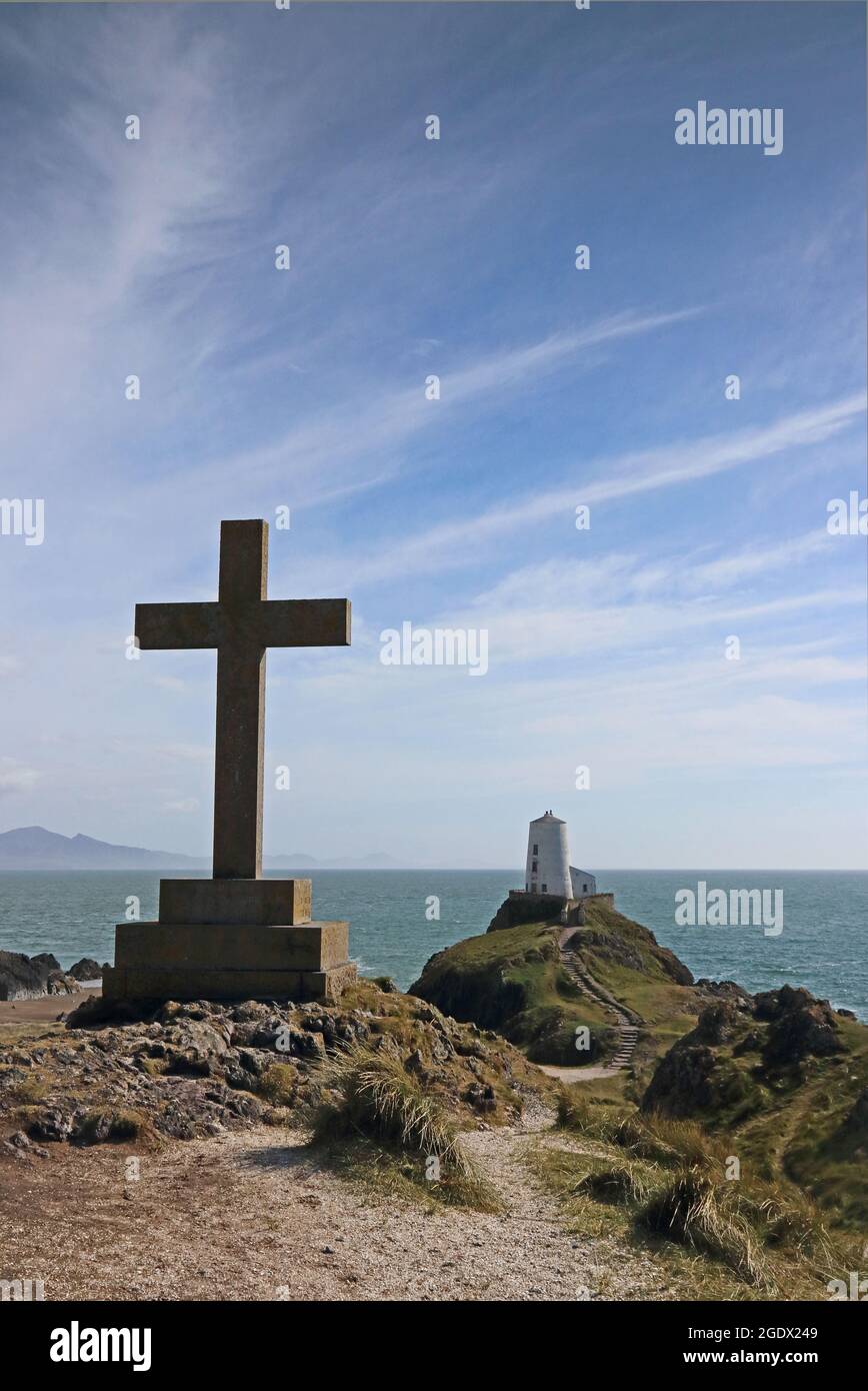 Stone Cross and Twr Mawr lighthouse, Llanddwyn Island, Anglesey Stock Photo