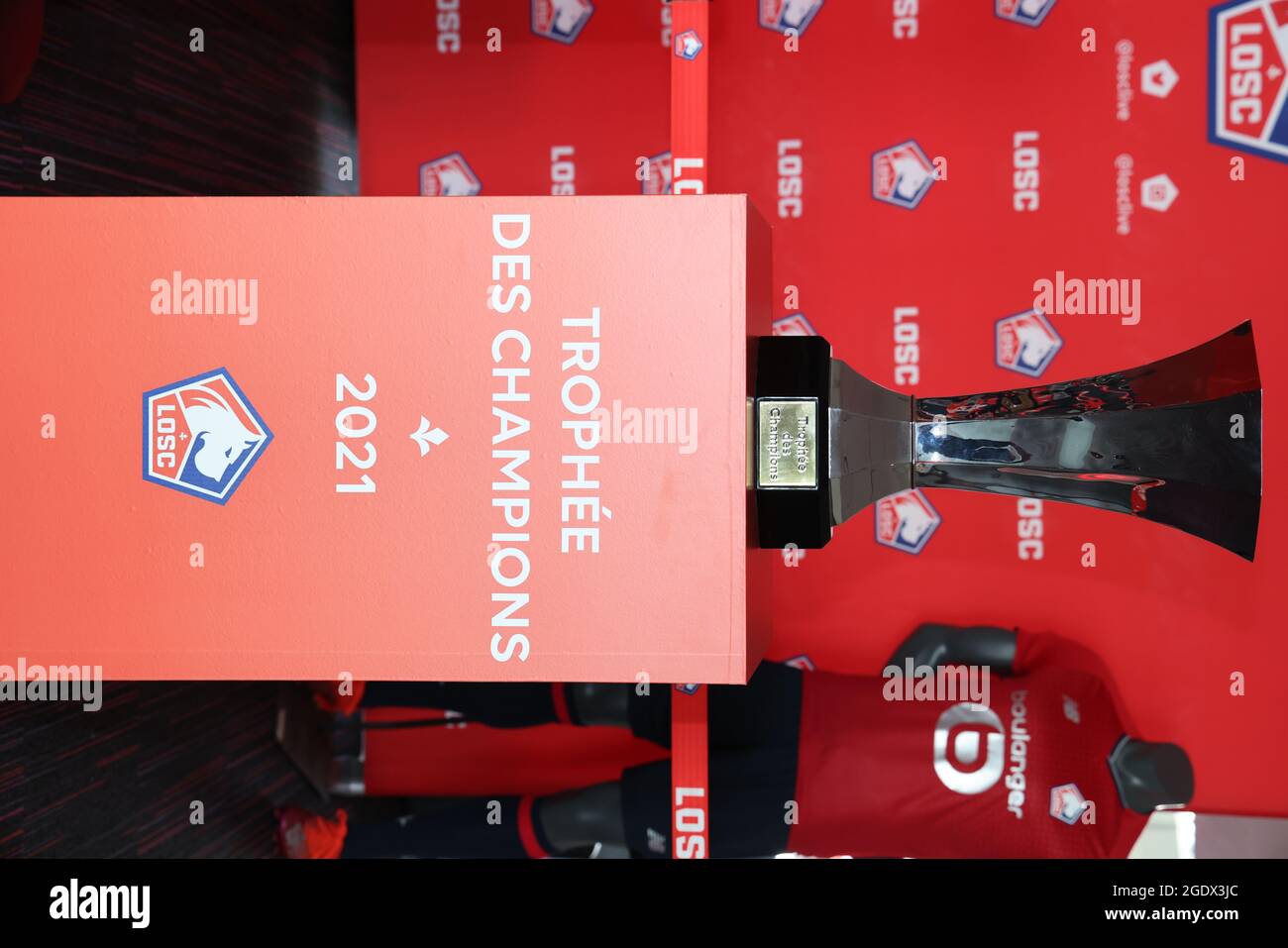 Quand PepsiCo expose le trophée de l'UEFA Champions League au Carrefour de  Chambourcy [photos]