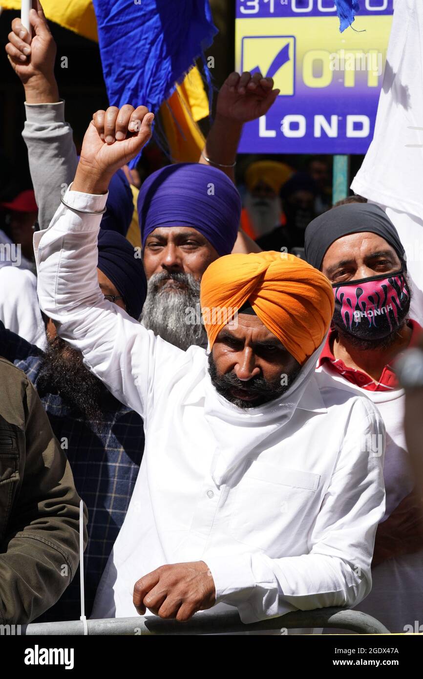 Members of the Sikh community outside the Indian High Commission at India House, London, during a demonstration showing solidarity with farmers protesting on the streets of Delhi to mark India's Independence Day. Picture date: Sunday August 15, 2021. Stock Photo
