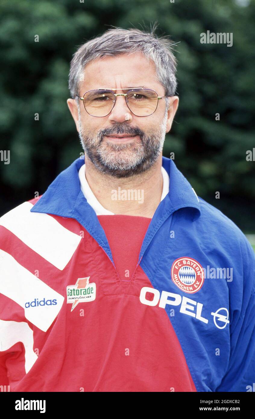 Gerd muller bayern munich hi-res stock photography and images - Alamy
