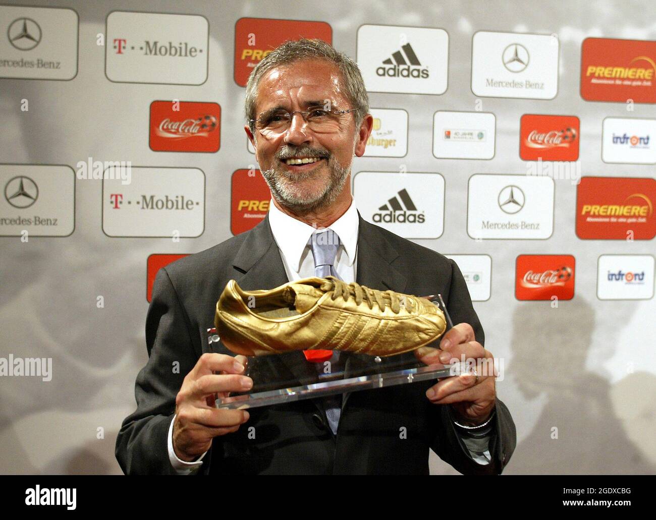 firo football: 23.8.2003 1.Bundesliga 40, forty years of the Bundesliga, gala in the Coloneum in Koln, Koeln, celebration of Gerd Muller, Mueller, honoring the best player in 40 years of the Bundesliga, presented golden shoe Copyright by firo sportphoto: Dickmannstr. 2- 4 45143 Essen E Mail: mail@firosportphoto.de Tel: 0201-629355 Fax: 0201-629374 (Volksbank Bochum Witten) BLz.:430 601 29 Account: 341 117 100 tel.:0201/629355 Fax.:0201/62937 Stock Photo