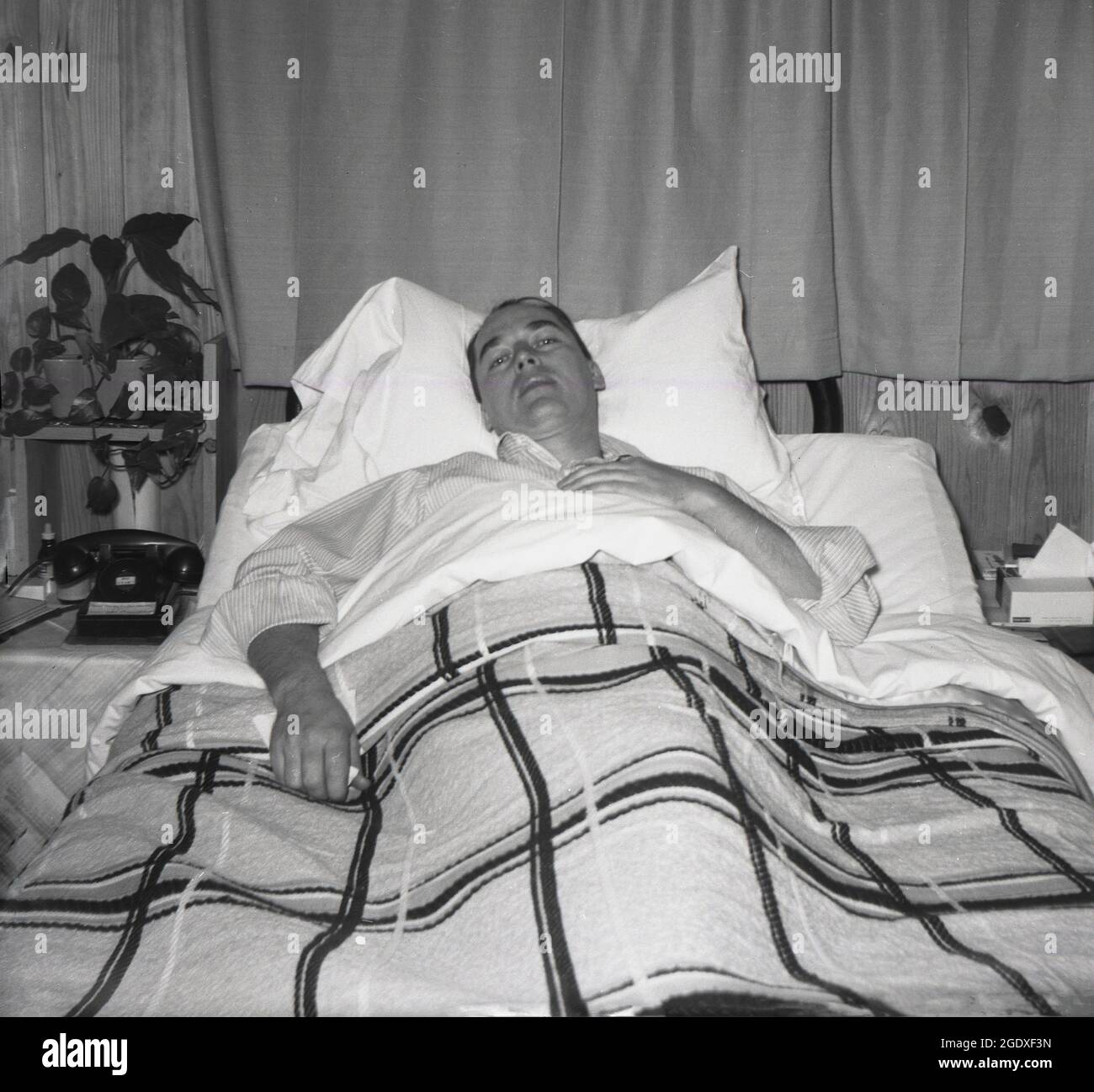 Man hospital bed 1950s hi-res stock photography and images - Alamy