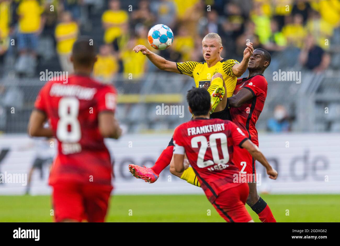 Erling Haaland (BVB), Makoto Hasebe (FRA), Evan N´Dicka (FRA) Borussia Dortmund - Eintracht Frankfurt 14.08.2021, Fussball, 1. Bundesliga, Saison 2021 Stock Photo