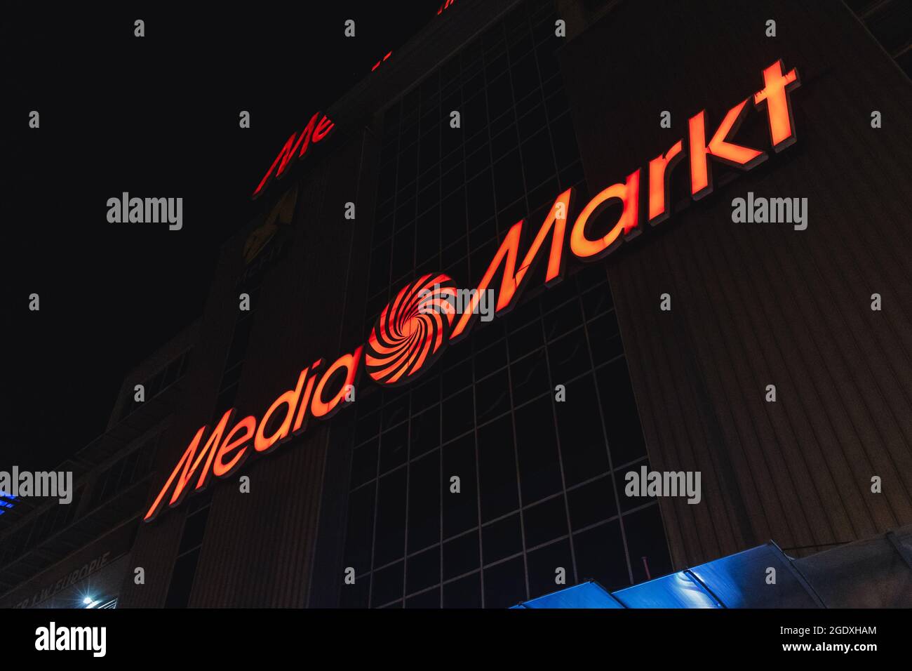 Mediamarkt Amsterdam Arena Consumer Electronics Retail Off Online Shopping  Tv Mobilephone Computer Logo People Infront Of The Store Stock Photo -  Download Image Now - iStock