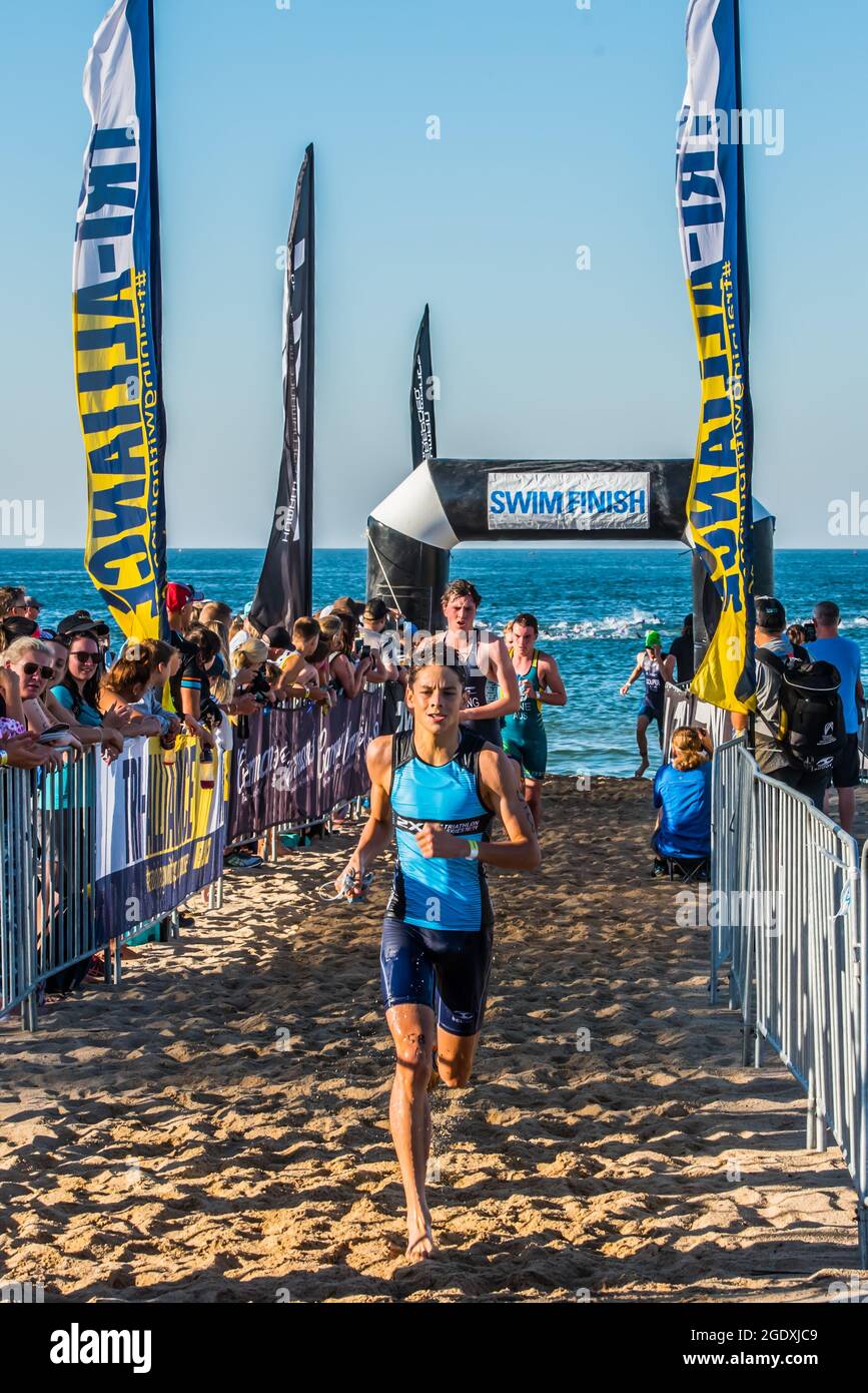 Hjælp strimmel fire Junior Elite Liam Coysh seen running on the sand after a swimming race  during the 2XU Triathlon Series 2021 at Elwood beach. (Photo by Alexander  Bogatyrev / SOPA Images/Sipa USA Stock Photo -