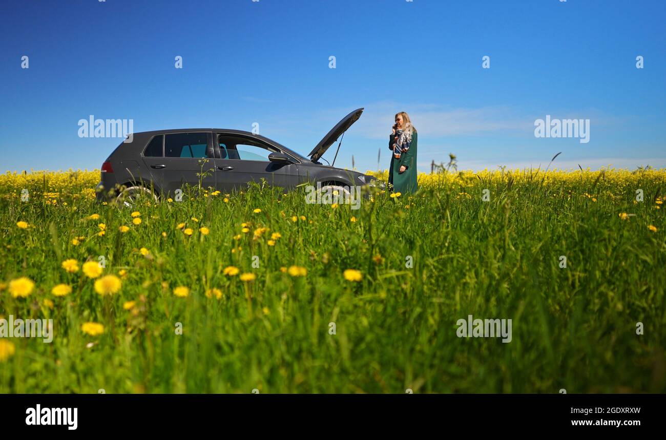 Woman near broken car calling for help Stock Photo - Alamy