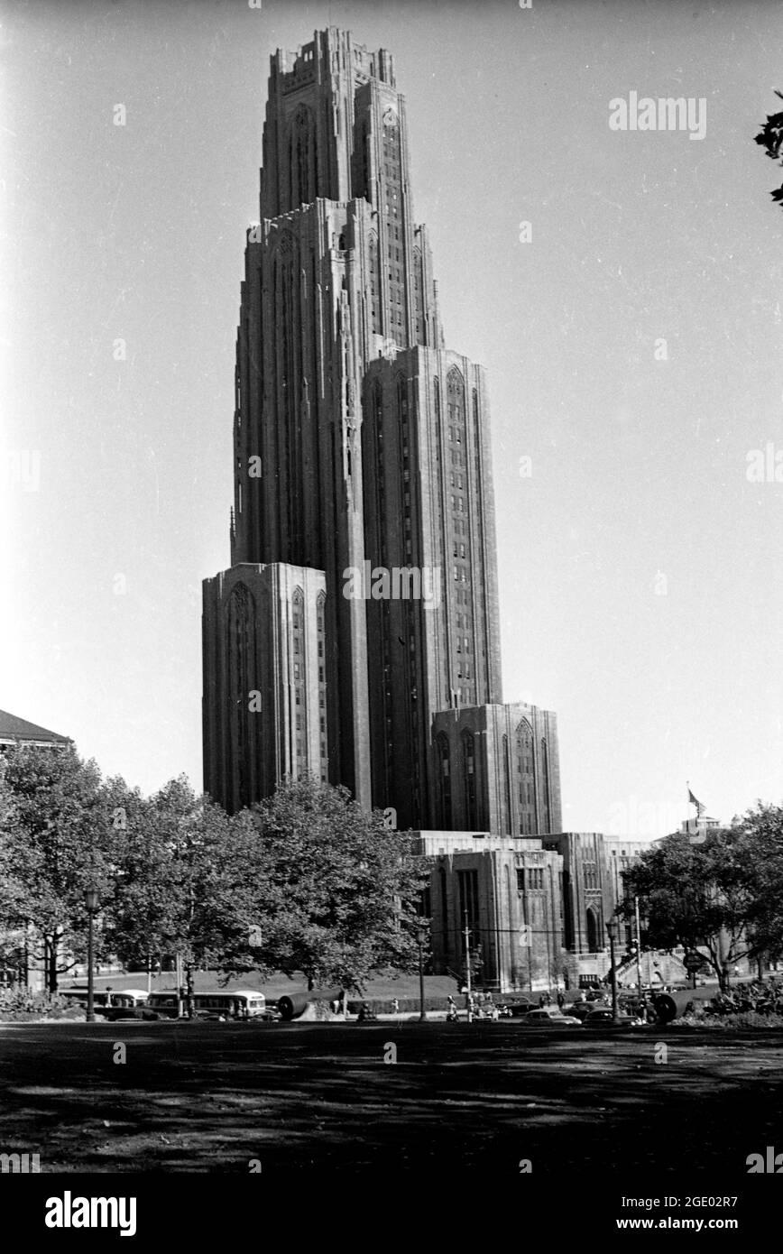 Cathedral of Learning in Pittsburgh, Pennsylvania 1950 Stock Photo