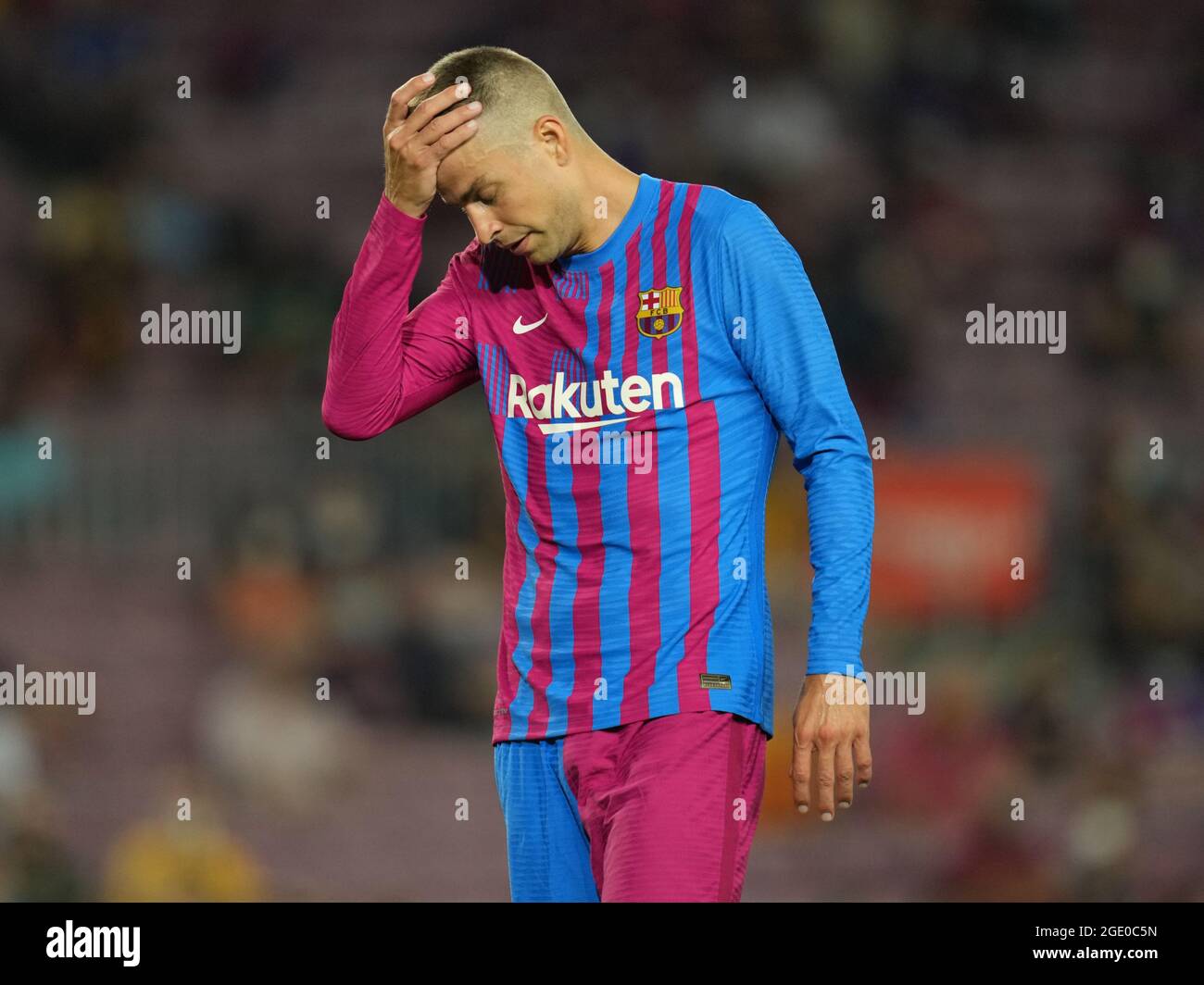 Pique tweeted '✋' moments after Barcelona defeated Real Madrid 5-0 📈  Memories from past victories 👀, image size:1300x1064