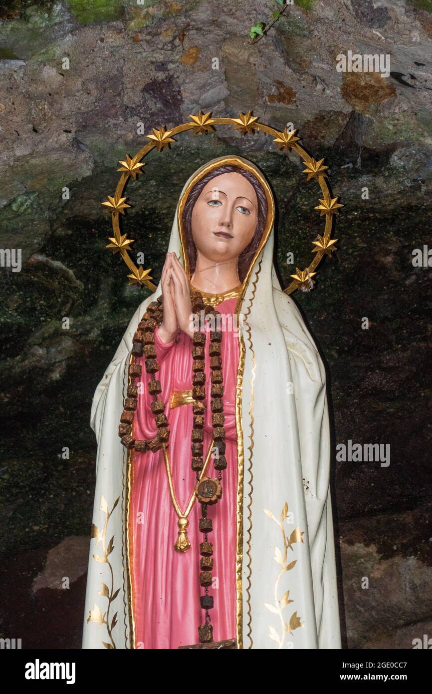 Mariengrotte in Sinzheim mit einer Statue der heiligen Maria, Mutter Gottes Stock Photo