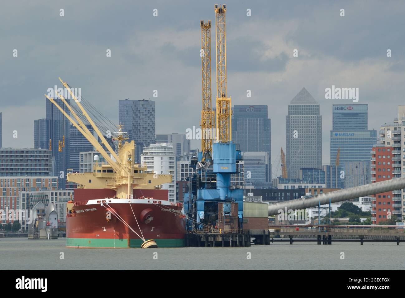 Cargo Ship Maestro Sapphire unloading raw sugarcane at the Tate & Lyle Sugar Thames Refinery wharf on the River Thames at Silvertown, London Stock Photo