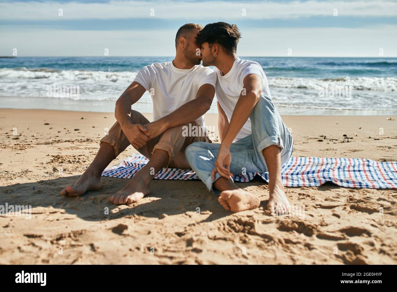 Men kissing beach hi-res stock photography and images - Page 9 - Alamy