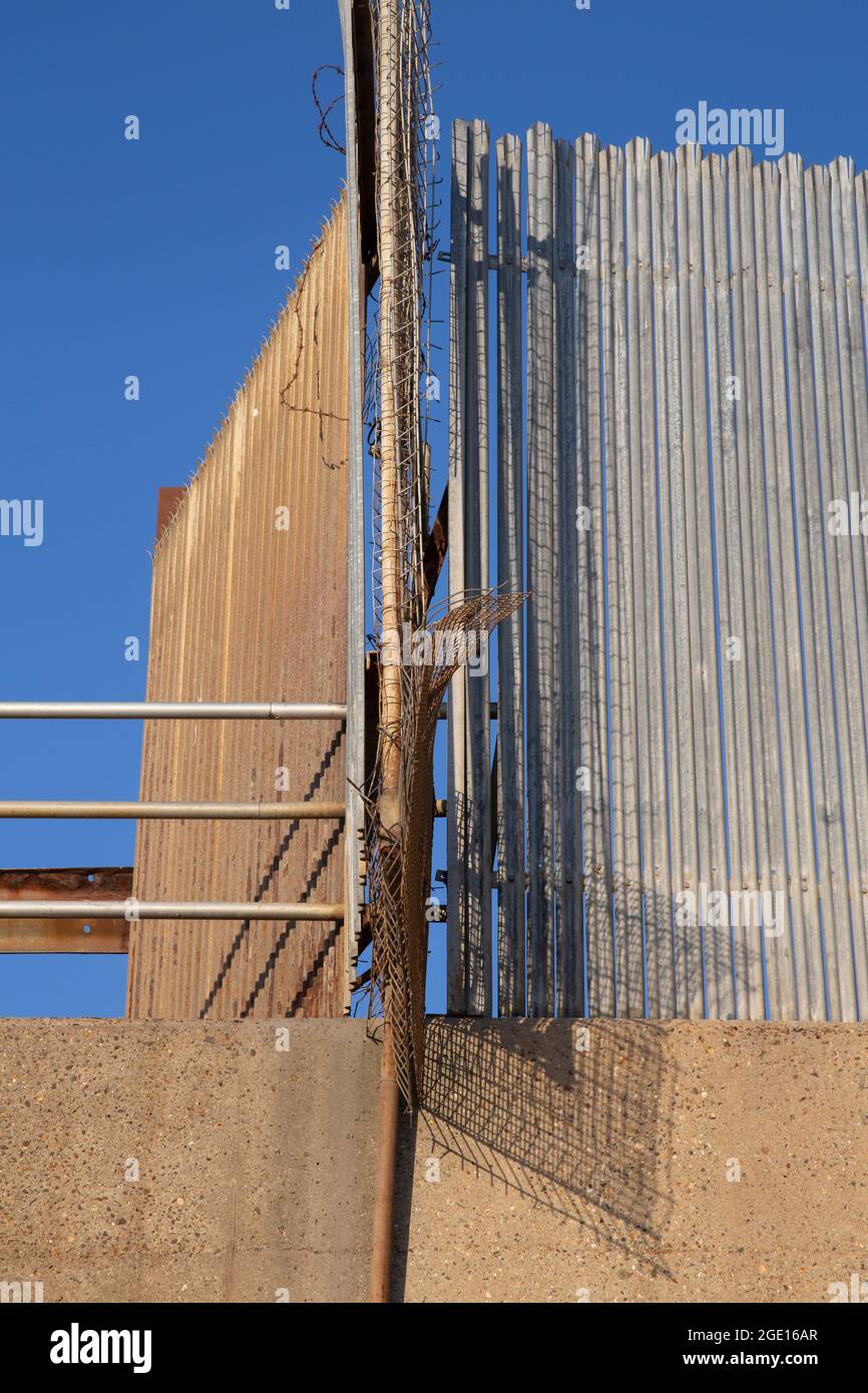 Perimeter fence hi-res stock photography and images - Alamy