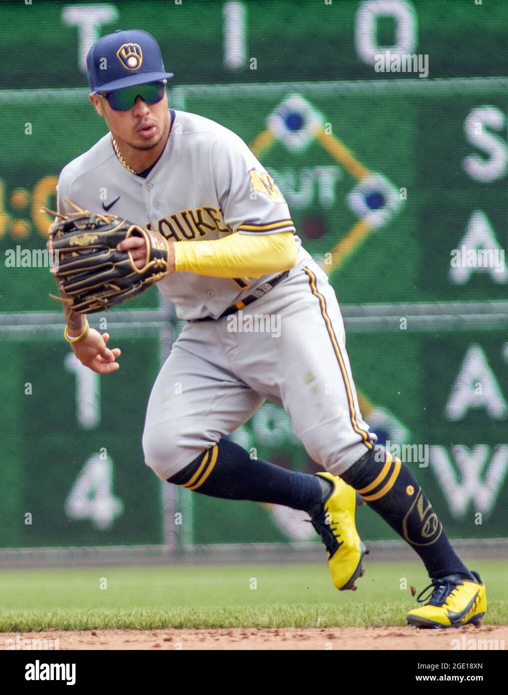Pittsburgh, United States. 15th Aug, 2021. Milwaukee Brewers second baseman Kolten  Wong (16) lunges for the ball during the eighth inning of the 2-1 Brewers  win against the Pittsburgh Pirates at PNC