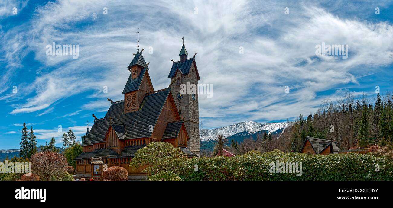 Church Wang in Karpacz. In the background, a panorama of Mount Sniezka (Śnieżka - 1603 AMSL) - the highest peak of the Giant Mountains (Karkonosze). Stock Photo