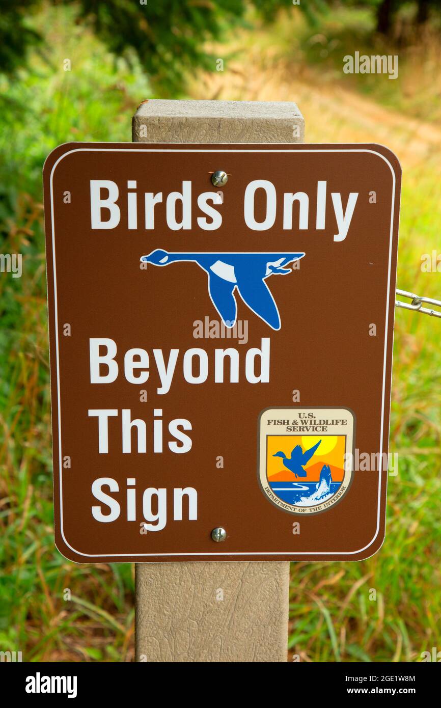 Closure sign along Myrtlewood Grove Nature Trail, Bandon Marsh National Wildlife Refuge, Ni-les'tun Unit, Oregon Stock Photo