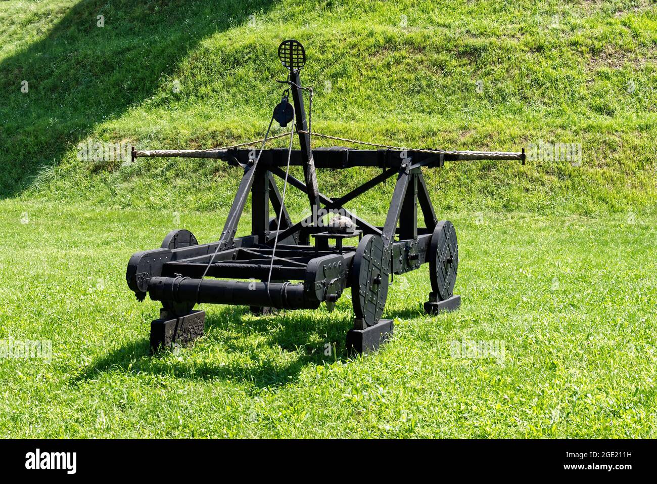 Medieval catapult in the park of Castelfranco Veneto. Padova, Italy Stock Photo