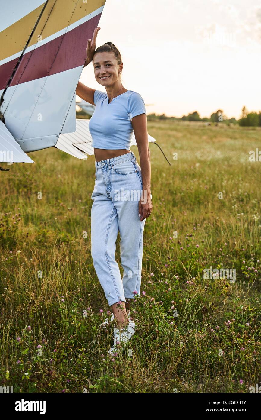 Slim woman posing near hi-res stock photography and images - Alamy