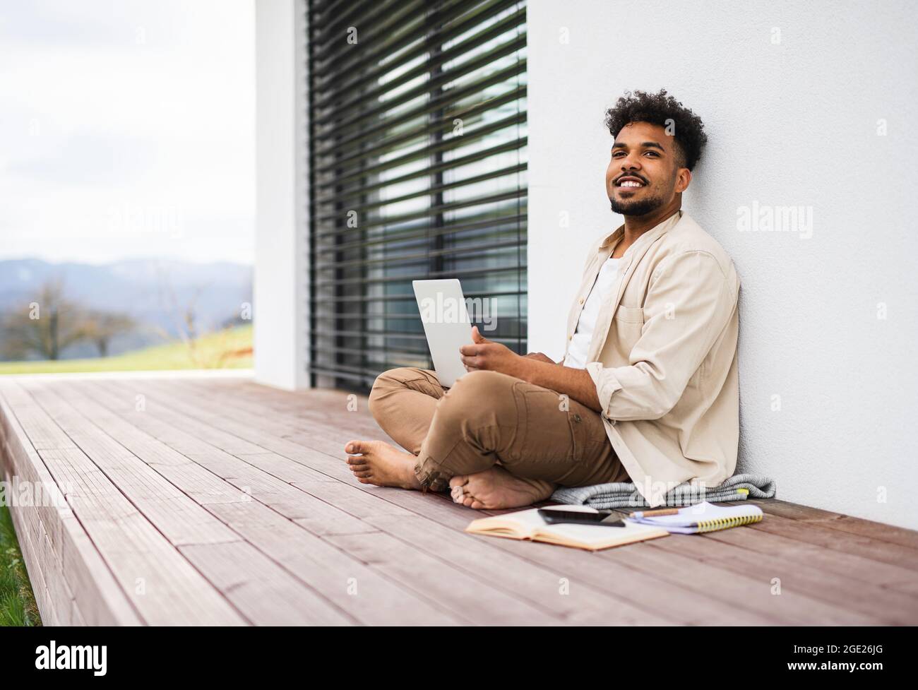 Studying outdoors on computer hi-res stock photography and images - Alamy