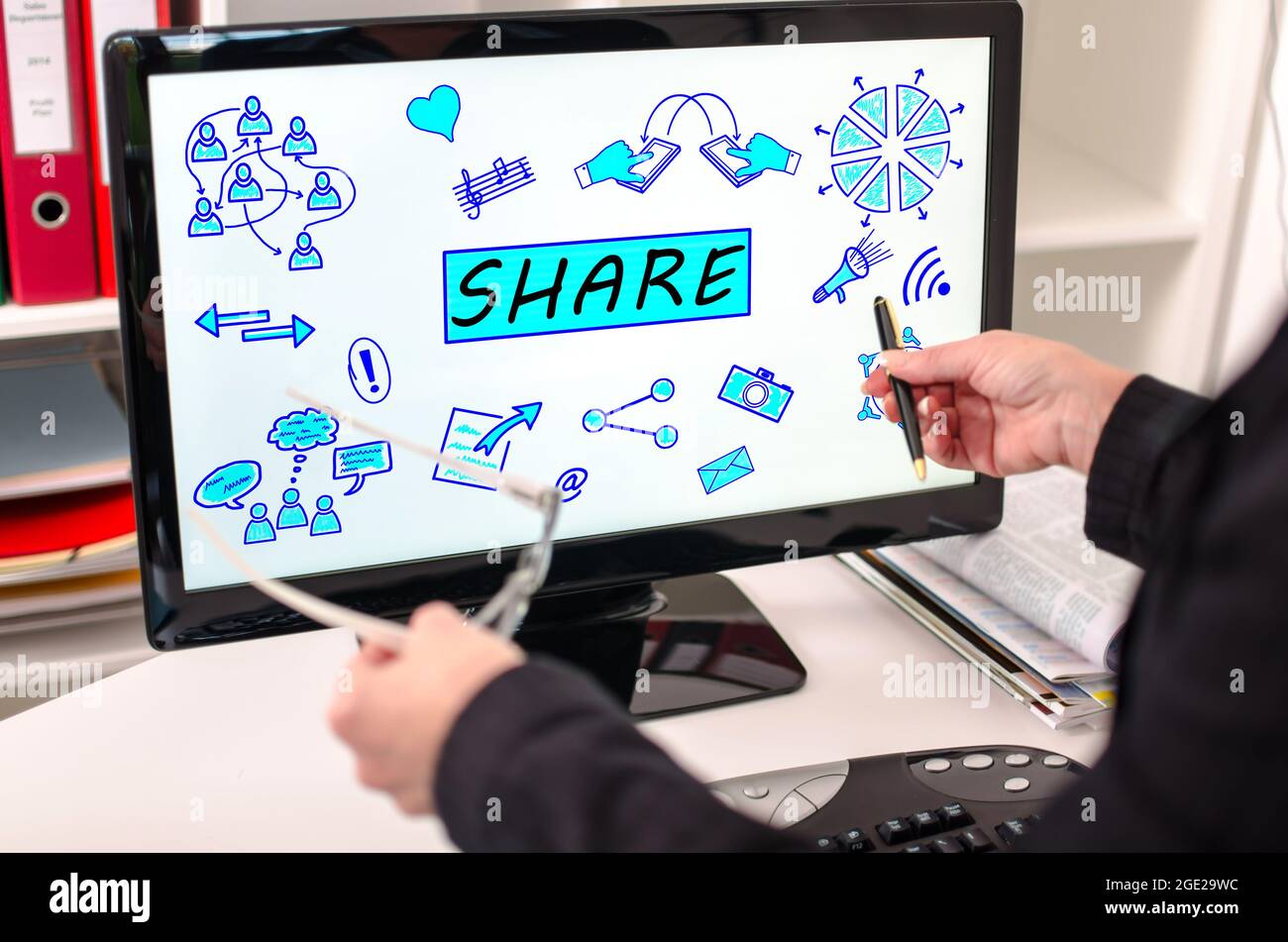 Computer screen showing share hi res stock photography and images Alamy