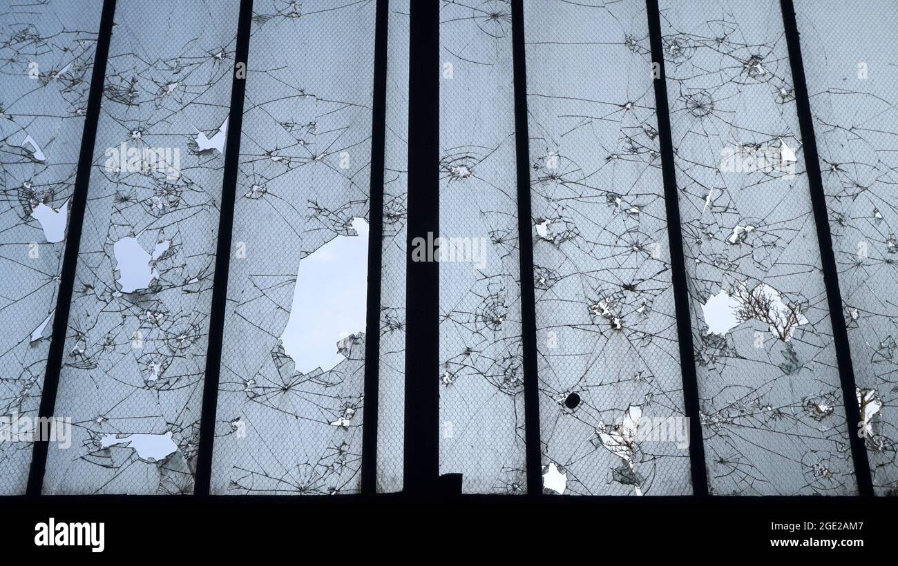 Children throwing stones at window hi-res stock photography and images ...