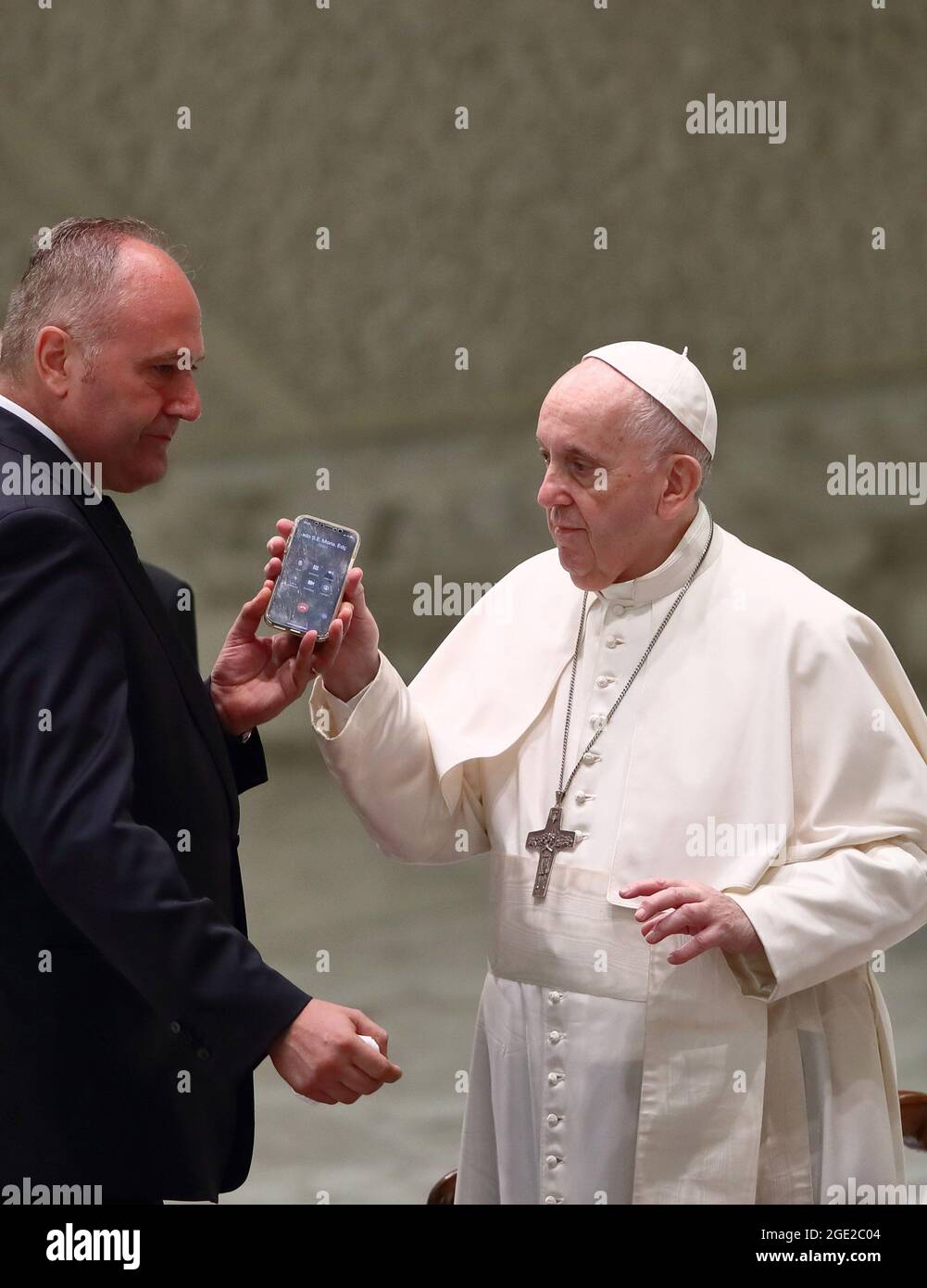 Pope Francis is interrupted by his butler Piergiorgio Zanetti for a cell  phone call during the General Audience in the Paul VI Hall. Vatican City  (Vatican), August 11th, 2021 (Photo by Grzegorz