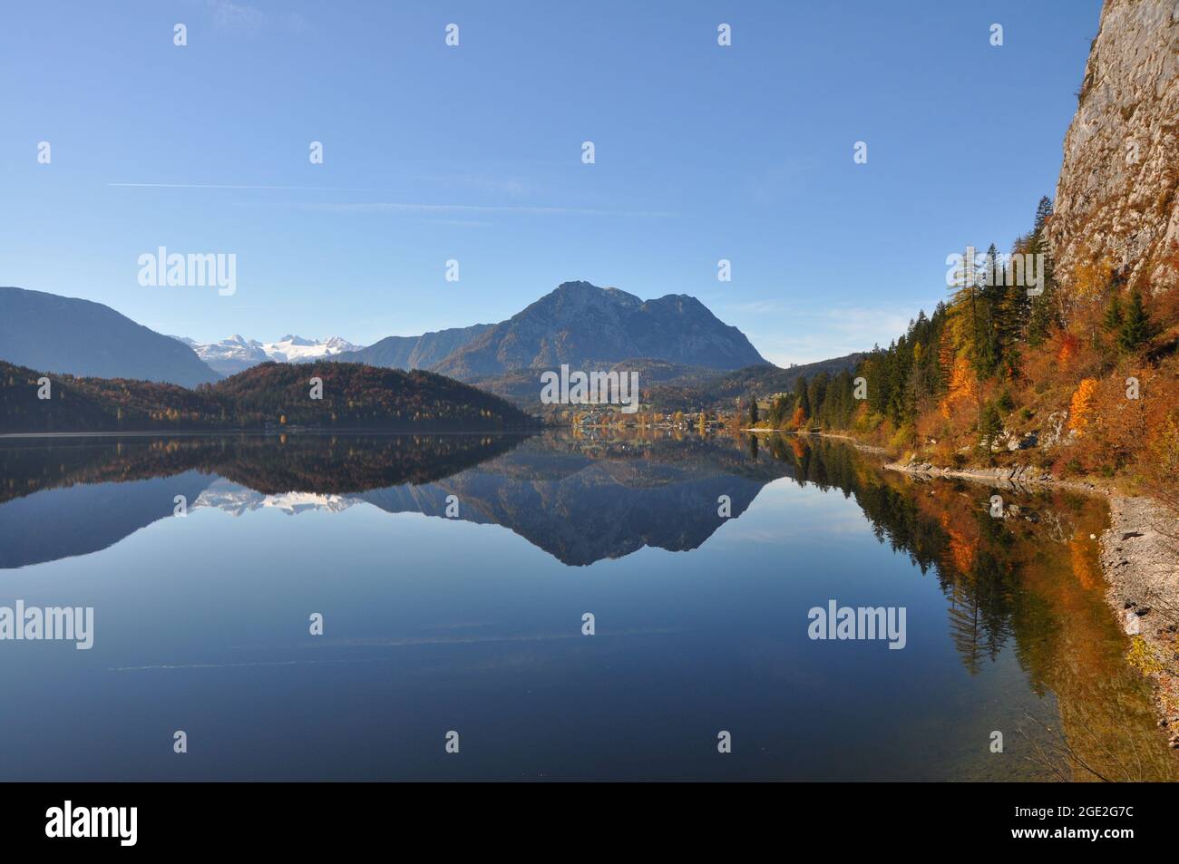 Beautiful autumn alpine landscape reflecting in lake Altaussee in ...