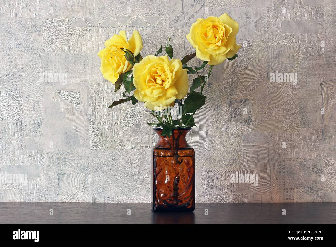 Yellow roses in a vase Stock Photo - Alamy