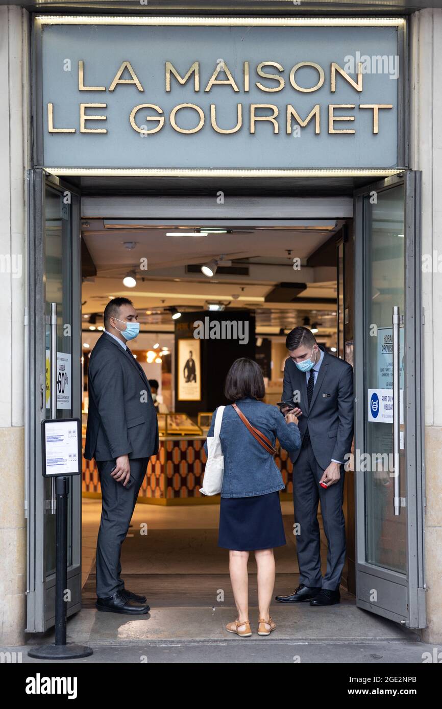Security guards of the Galerie Lafayette at the Grands Magasins in ...