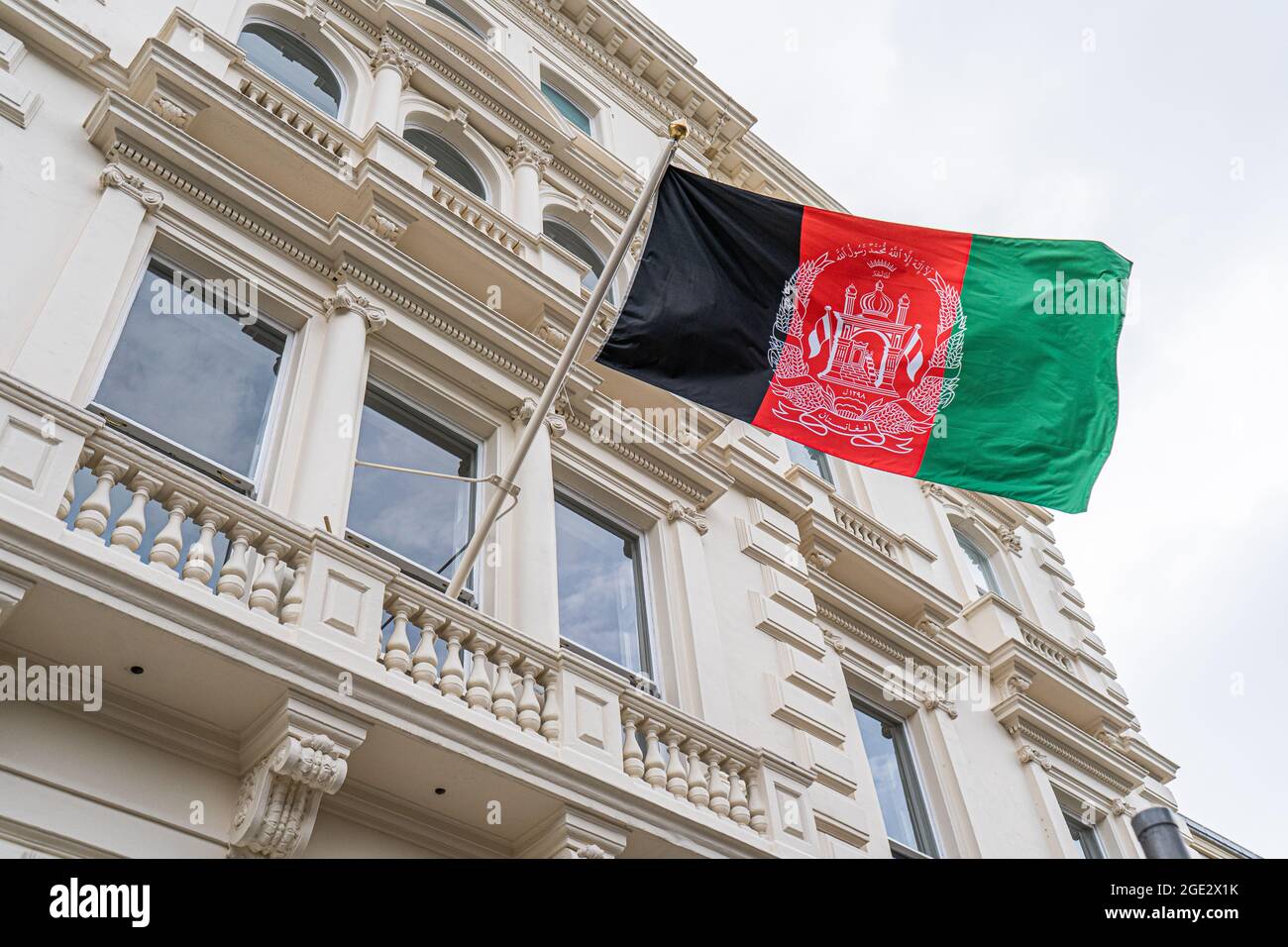 KNIGHTSBRIDGE LONDON 16 August 2021. The flag of Afghanistan government flies above the foreign mission in London which is expected to close within days  as it's  diplomats face an uncertain future after the Taliban seizer power   Credit amer ghazzal/Alamy Live News Stock Photo