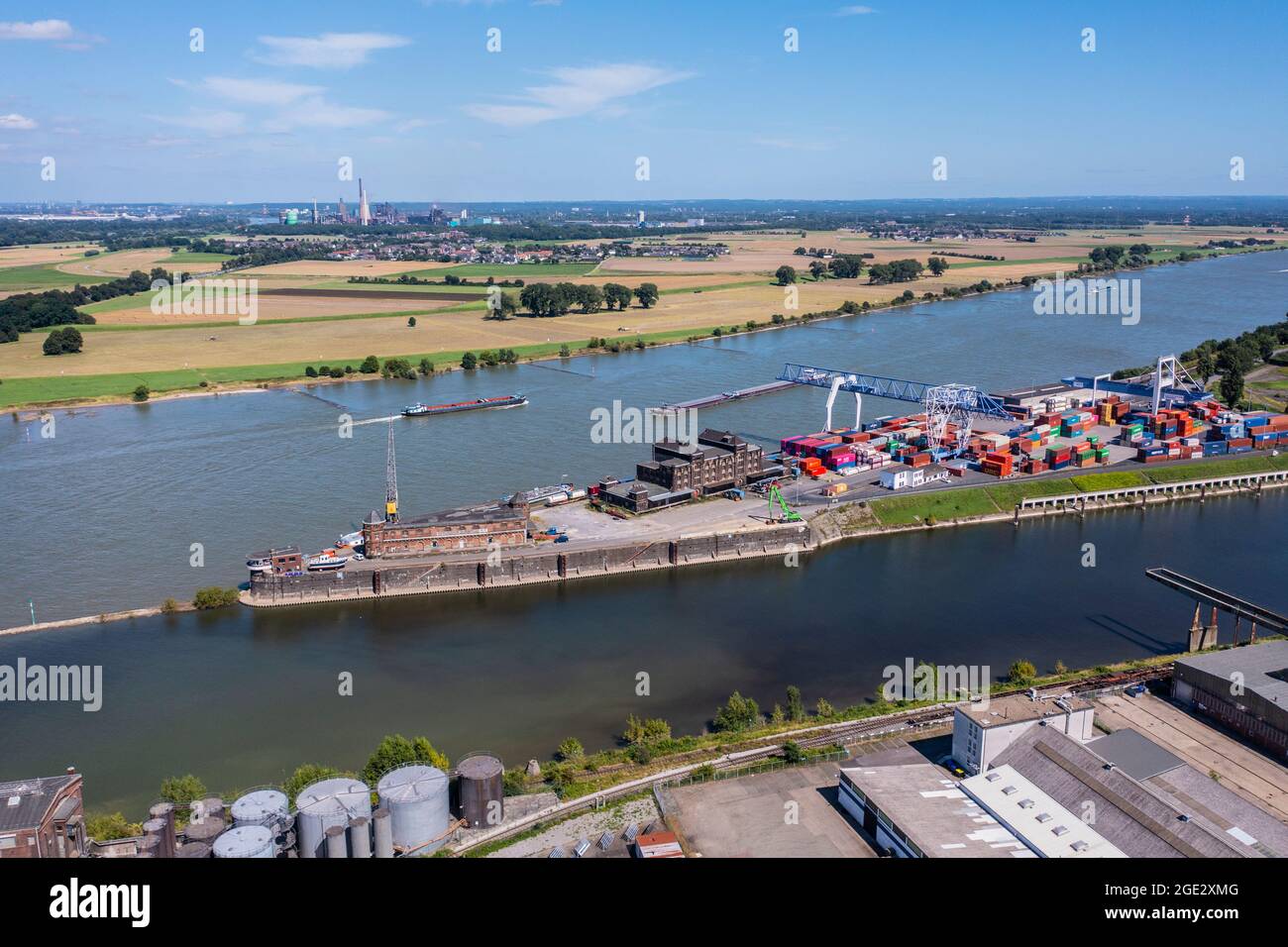 Hafenspitze Krefeld Rheinhafen mit Containern und Brücke Stock Photo