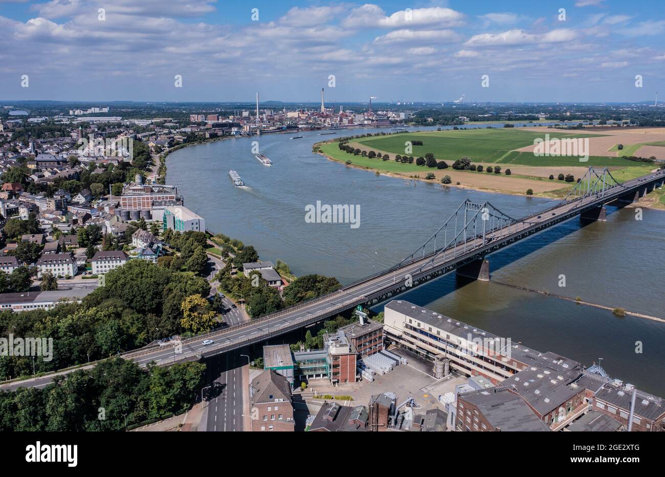 Rheinbrücke zwischen Krefeld Uerdingen und Duisburg mit der B244. Luftaufnahme von der Krefelder Seite her fotografiert Stock Photo