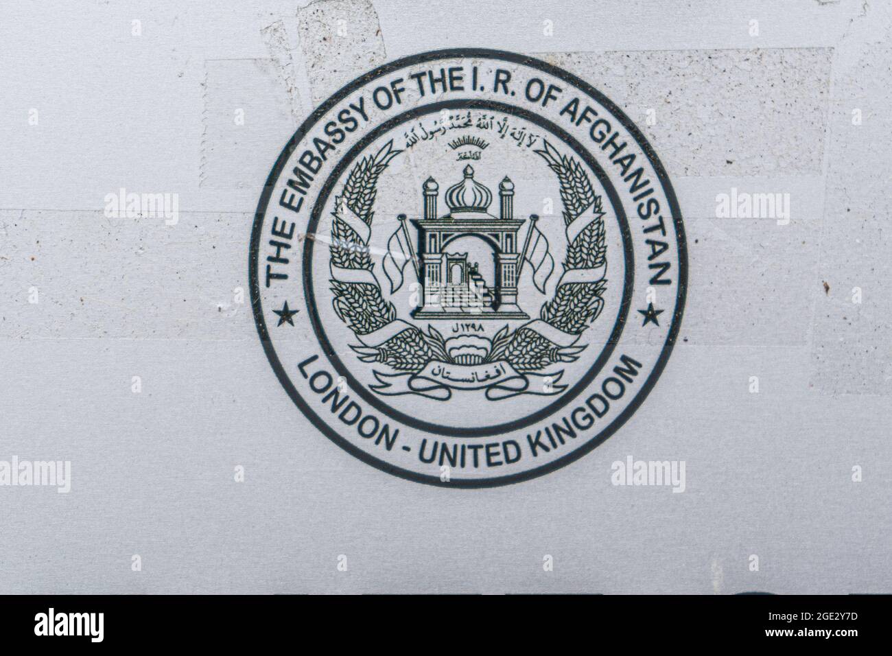 KNIGHTSBRIDGE LONDON 16 August 2021. A plaque with the logo of the Afghanistan foreign mission in London which is expected to close within days  as it's  diplomats face an uncertain future after the Taliban seizer power   Credit amer ghazzal/Alamy Live News Stock Photo