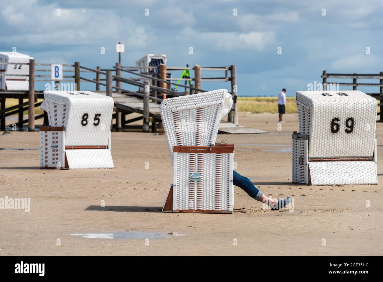 Sankt Peter-Ording Strandkörbe im Wattenmeer bei Niedrigwasser Stock Photo
