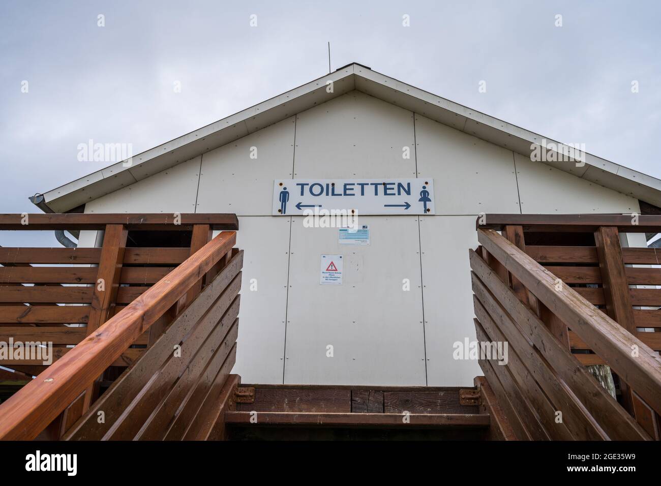 Ein Toilettenhaus auf Stelzen im Wattenmeer Stock Photo