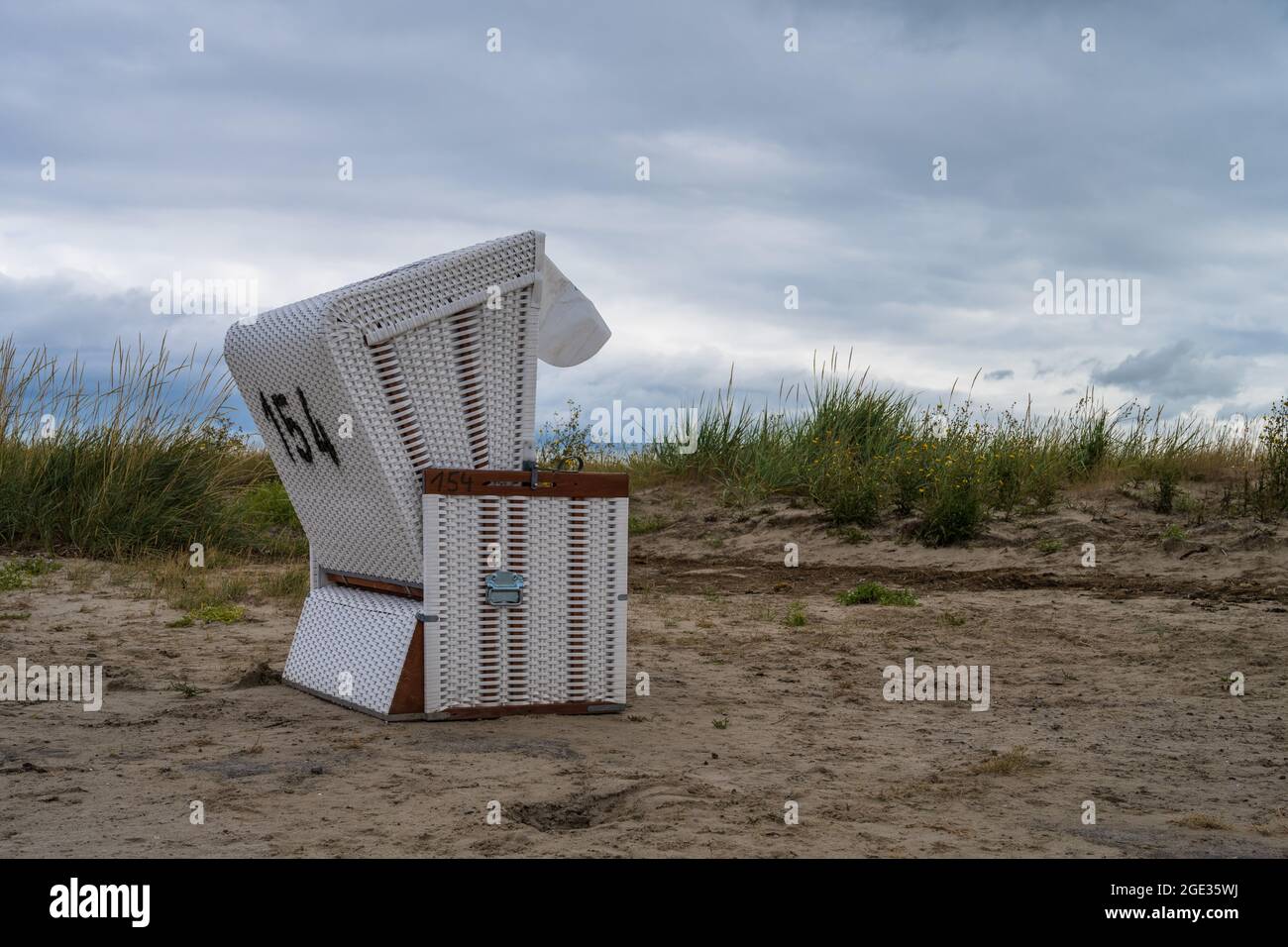 Ein einsamer Strandkorb in den Dünen von Sankt PeterOrding Stock Photo