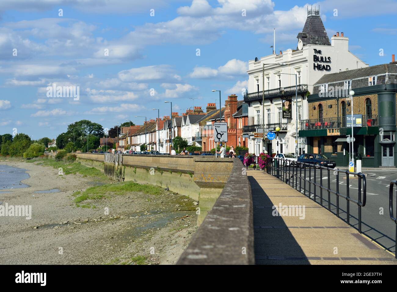 Barnes riverfront and The Bull's Head public house, Lonsdale Rd, Barnes, South West London, United Kingdom Stock Photo