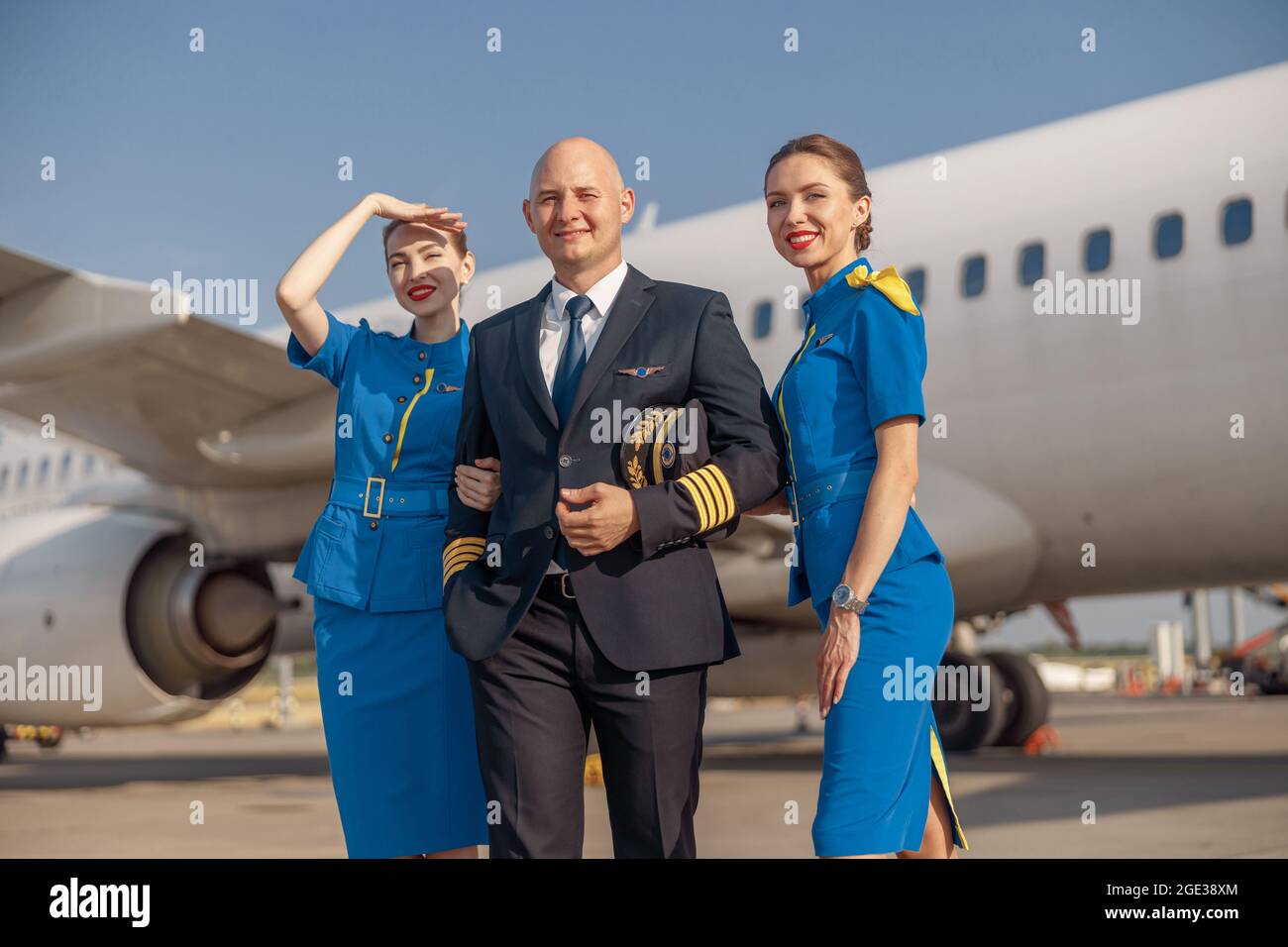 Pilot and female cabin crew hi-res stock photography and images - Alamy