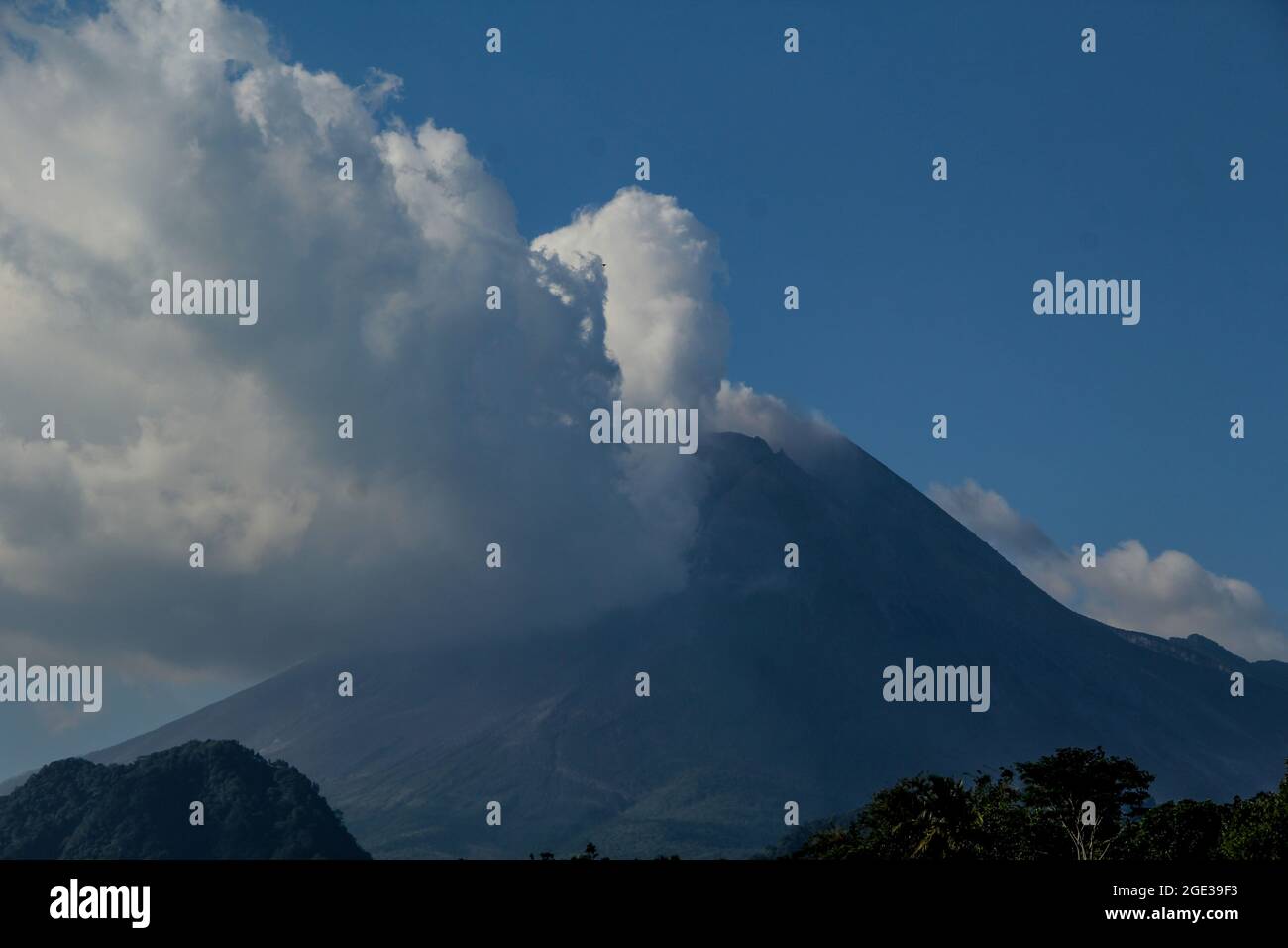 Sleman, Yogyakarta, Indonesia. 15th Aug, 2021. Mount Merapi emitting white clouds is seen in Sleman, Yogyakarta, Indonesia on Sunday, August 15, 2021. Head of the Geological Disaster Technology Research and Development Center (BPPTKG) Hanik Humaida stated that Mount Merapi had erupted and caused 3,500 meters of hot clouds and ash rain on Monday, August 16, 2021. Mount Merapi erupted violently in 2010 and killed more than 300 people. (Credit Image: © Slamet Riyadi/ZUMA Press Wire) Stock Photo