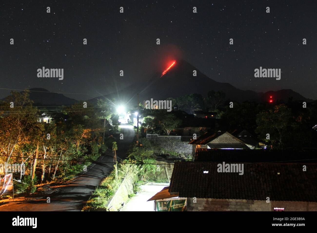 Sleman, Yogyakarta, Indonesia. 12th Aug, 2021. Mount Merapi is seen emitting hot reddish lava seen in Sleman, Yogyakarta, Indonesia, on August 11, 2021. Head of the Geological Disaster Technology Research and Development Center (BPPTKG) Hanik Humaida stated that Mount Merapi had erupted and caused 3,500 meters of hot clouds and ash rain on Monday, August 16, 2021. Mount Merapi erupted violently in 2010 and killed more than 300 people. (Credit Image: © Slamet Riyadi/ZUMA Press Wire) Stock Photo