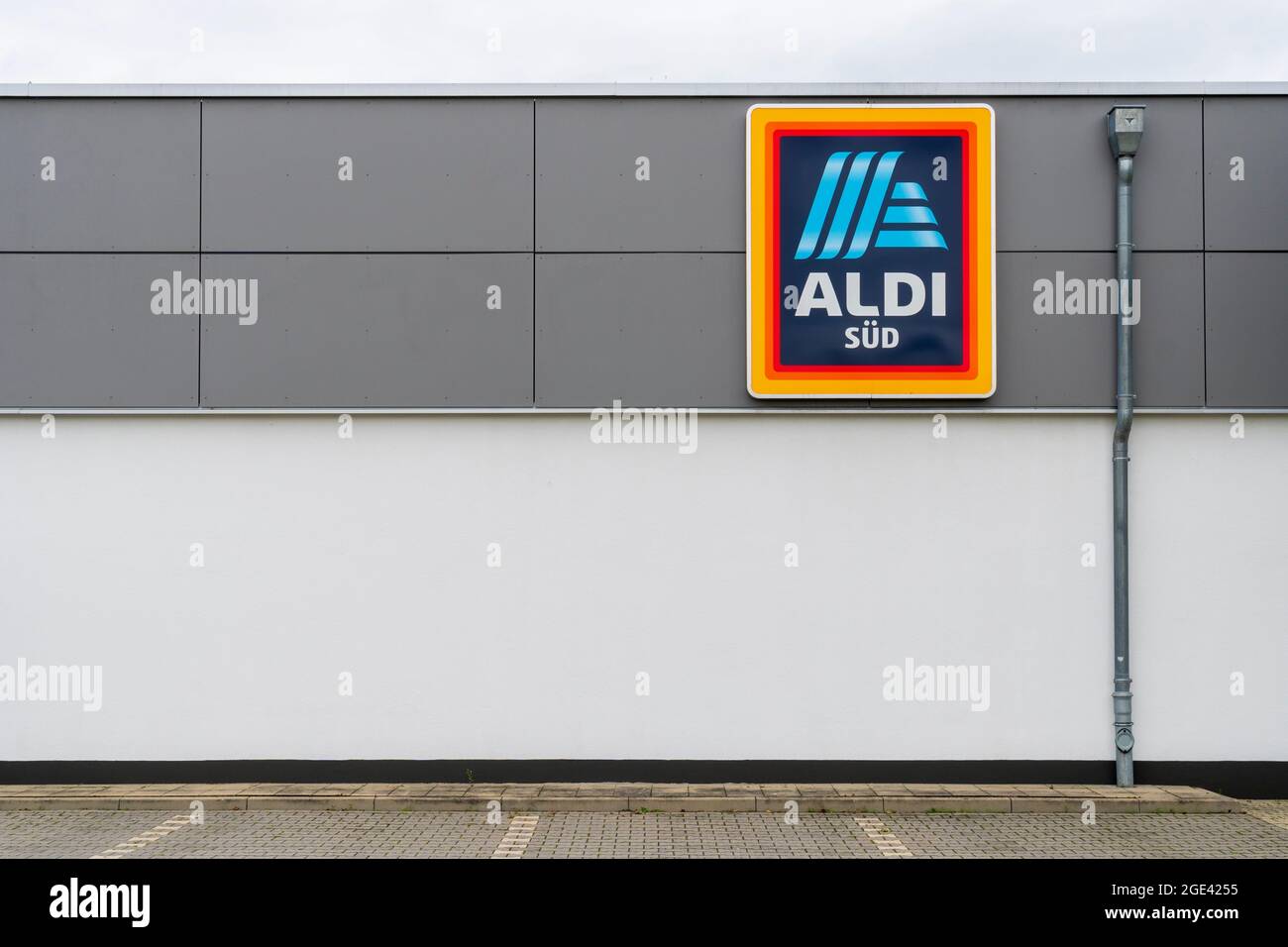 Außenwand auf dem Parkplatz einer Filiale der Firma Aldi Süd in Landsberg am Lech Stock Photo