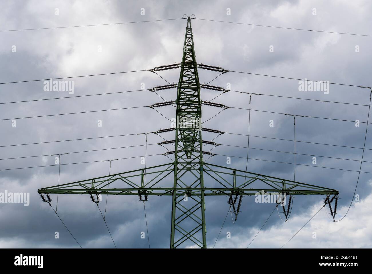 Strommast mit Kreuzung von Stromleitungen Stock Photo